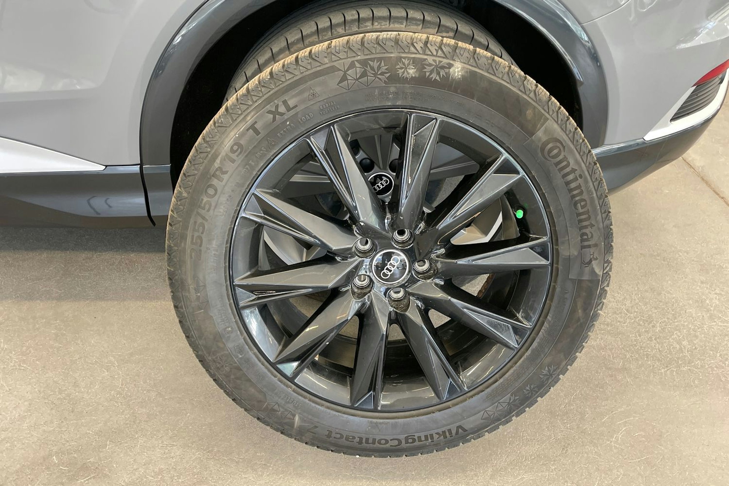 harmaa Audi Q4 e-tron 2022 kuva 10.