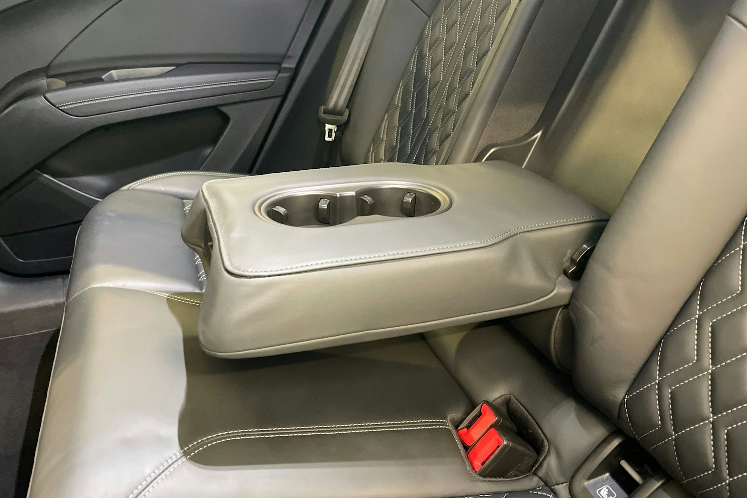 harmaa Audi Q4 e-tron 2022 kuva 11.