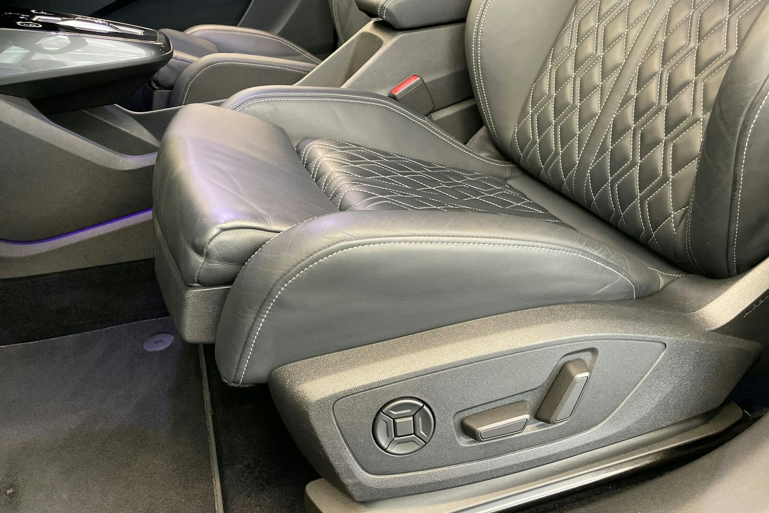 harmaa Audi Q4 e-tron 2022 kuva 12.