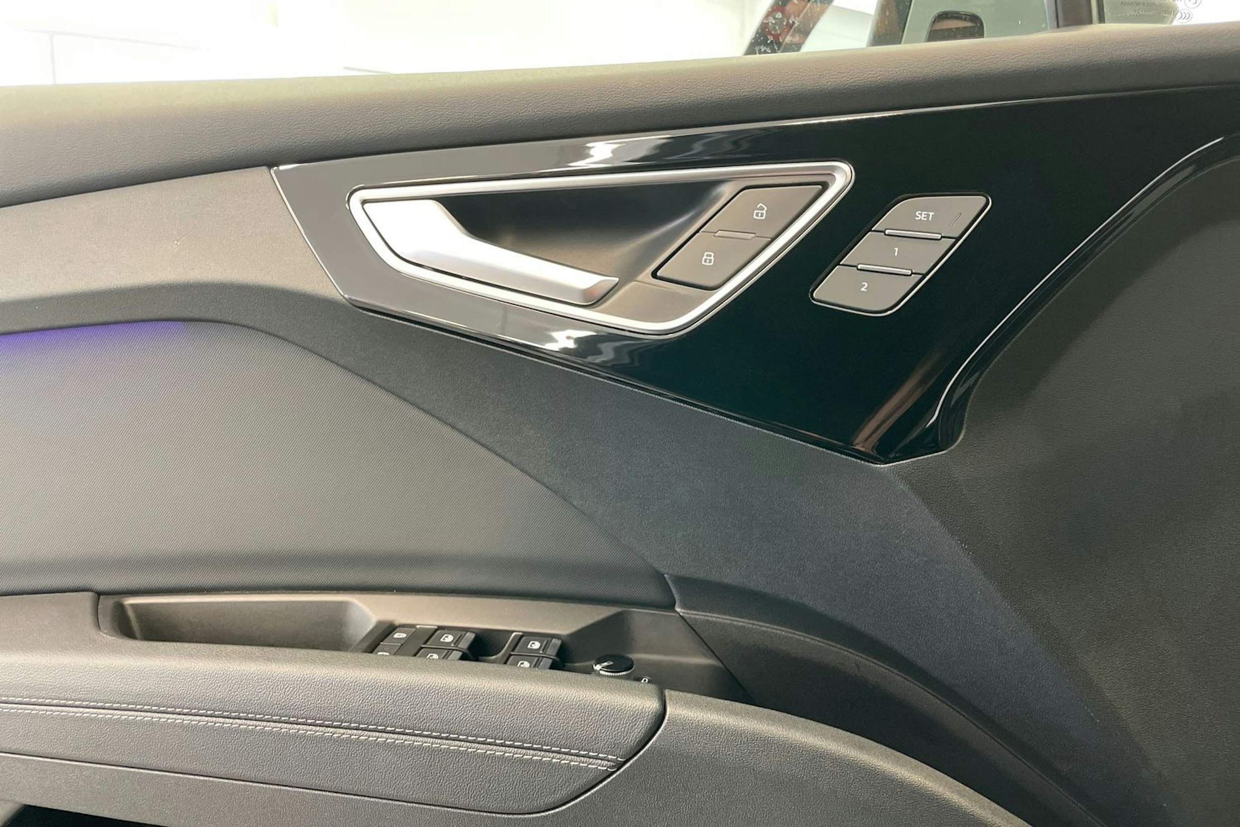 harmaa Audi Q4 e-tron 2022 kuva 13.