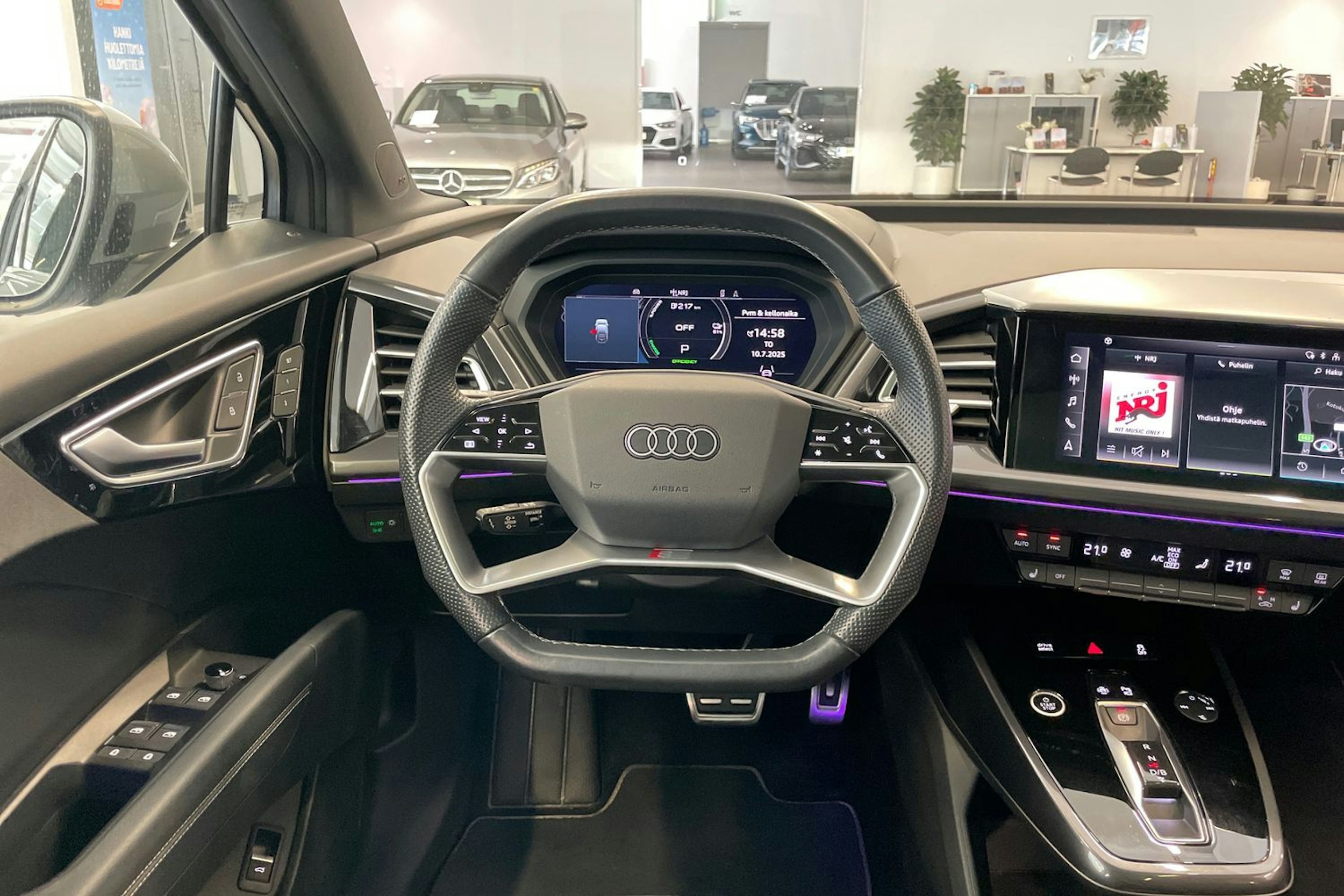 harmaa Audi Q4 e-tron 2022 kuva 23.