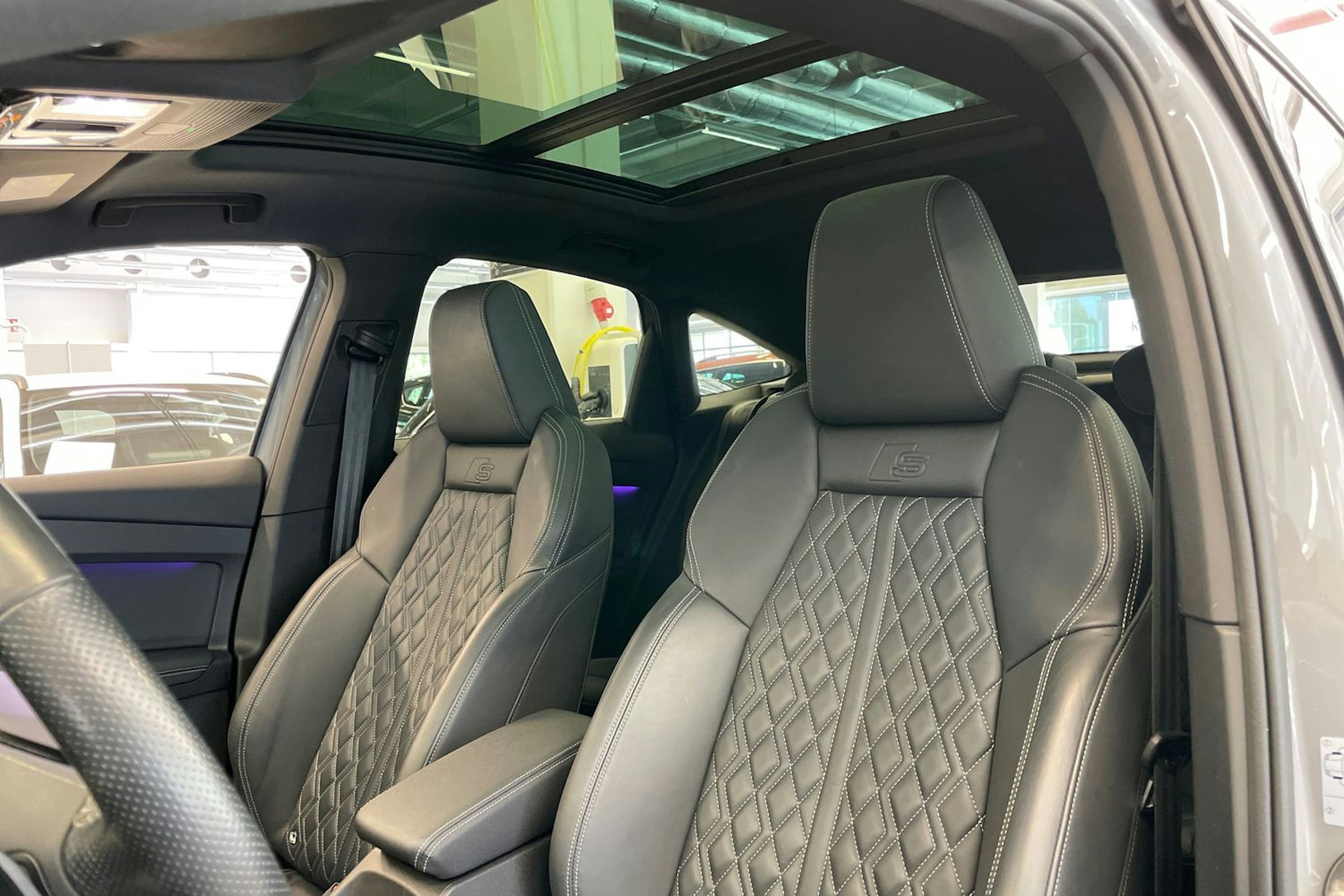 harmaa Audi Q4 e-tron 2022 kuva 24.