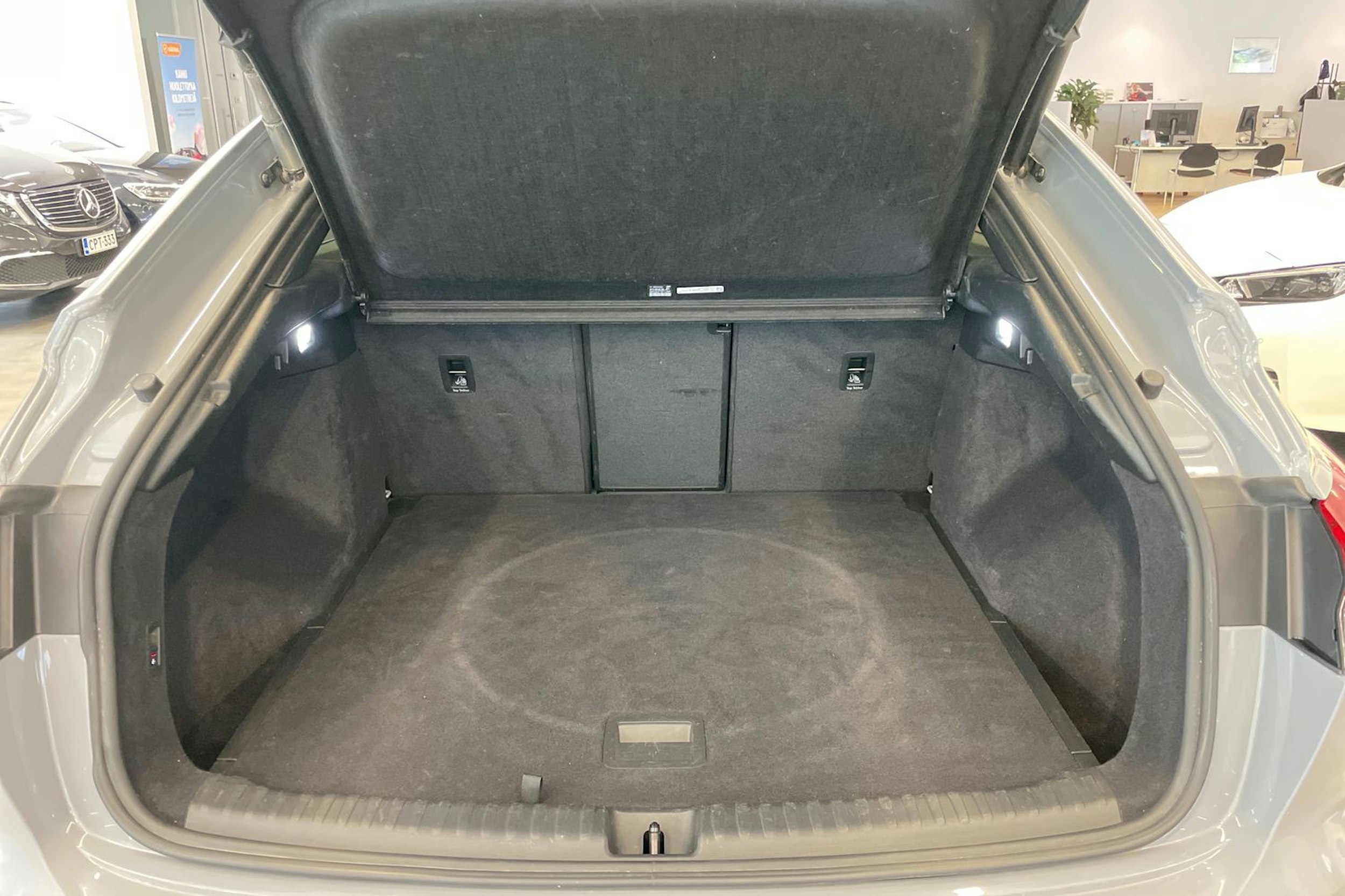 harmaa Audi Q4 e-tron 2022 kuva 26.