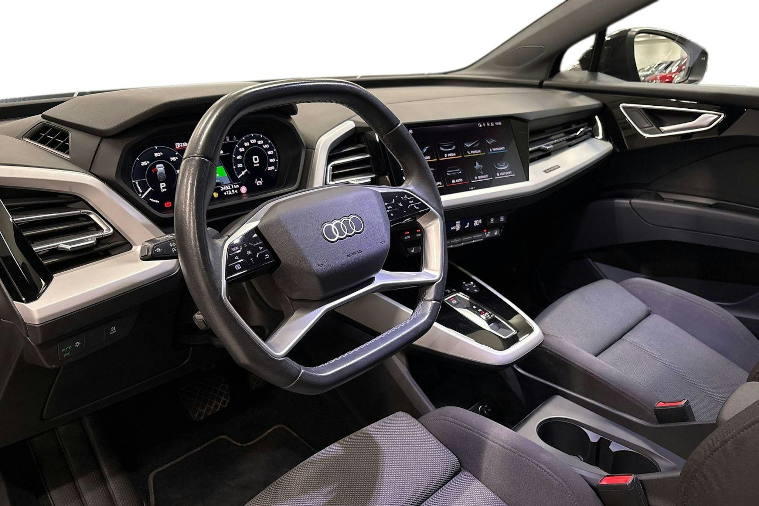 musta Audi Q4 e-tron 2022 kuva 7.