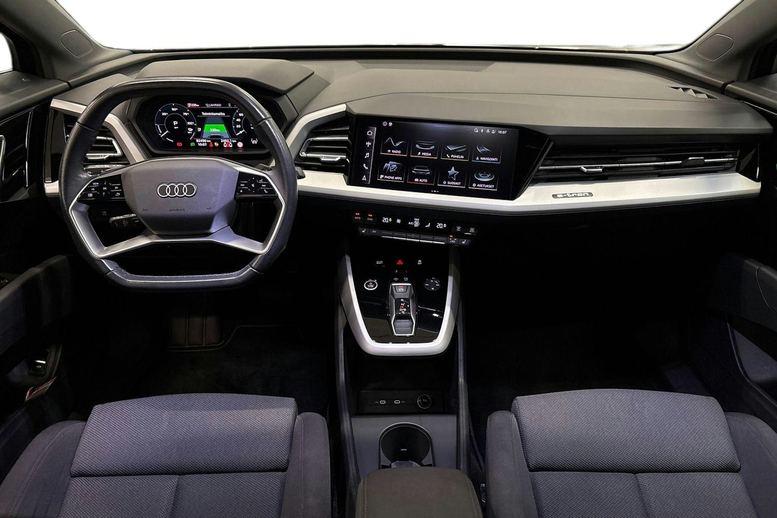 musta Audi Q4 e-tron 2022 kuva 9.