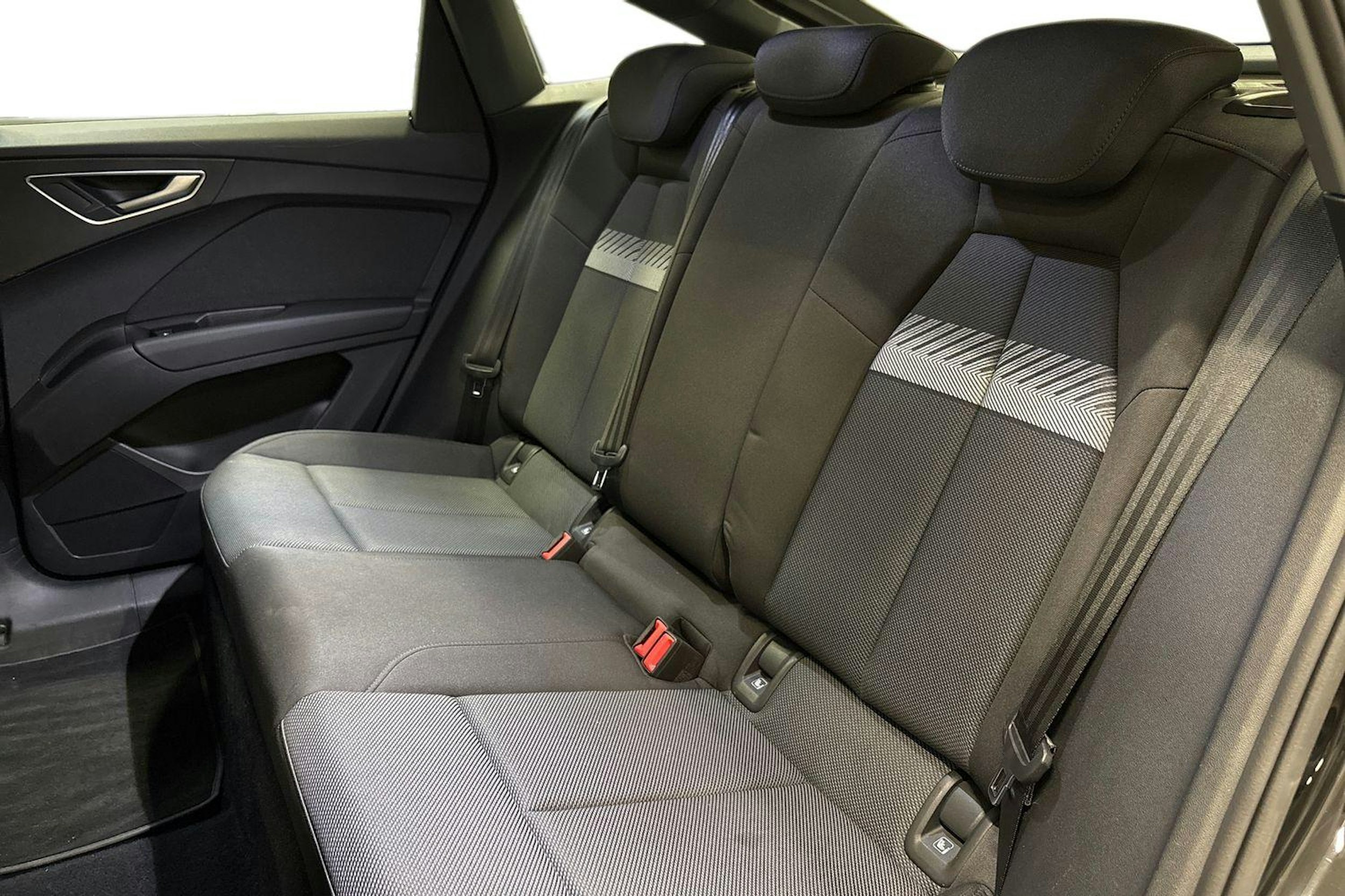 musta Audi Q4 e-tron 2022 kuva 10.