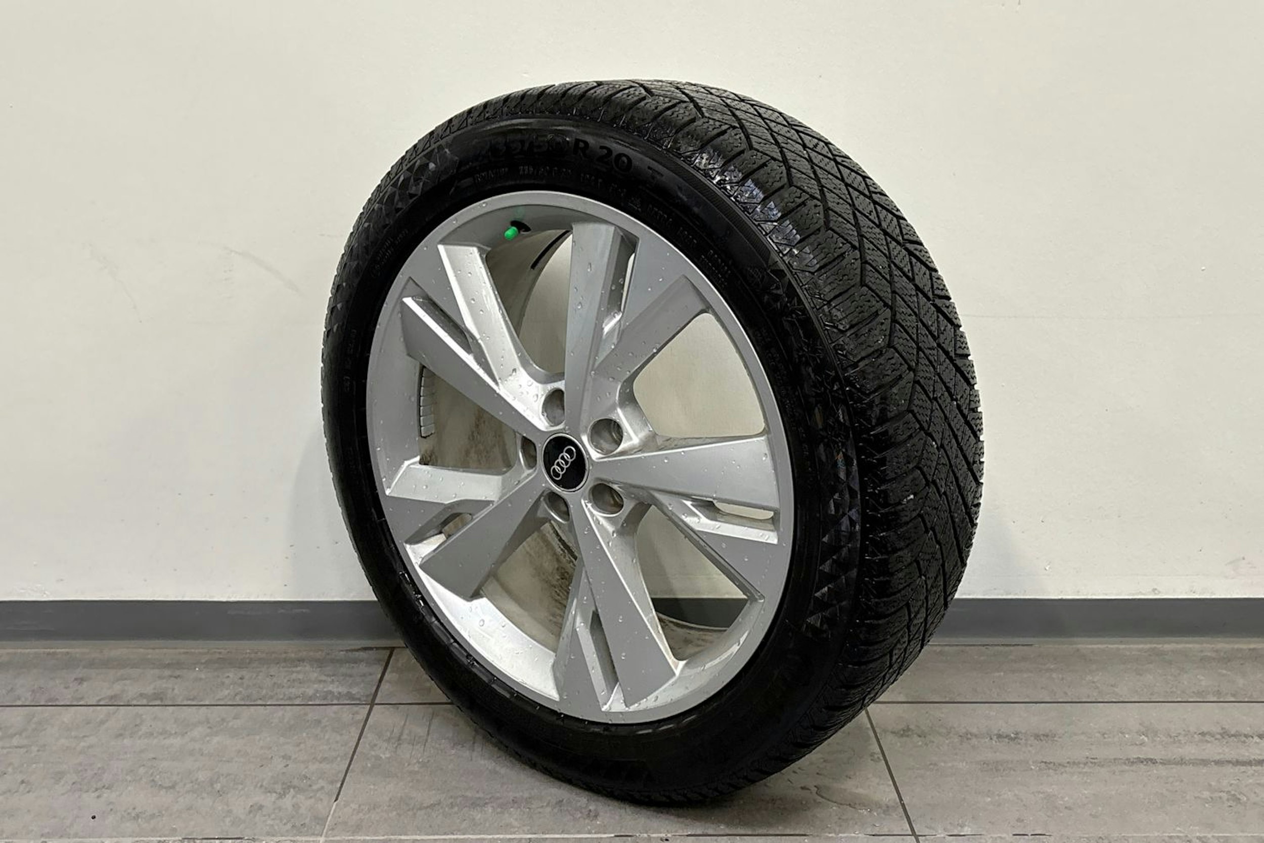 musta Audi Q4 e-tron 2022 kuva 13.