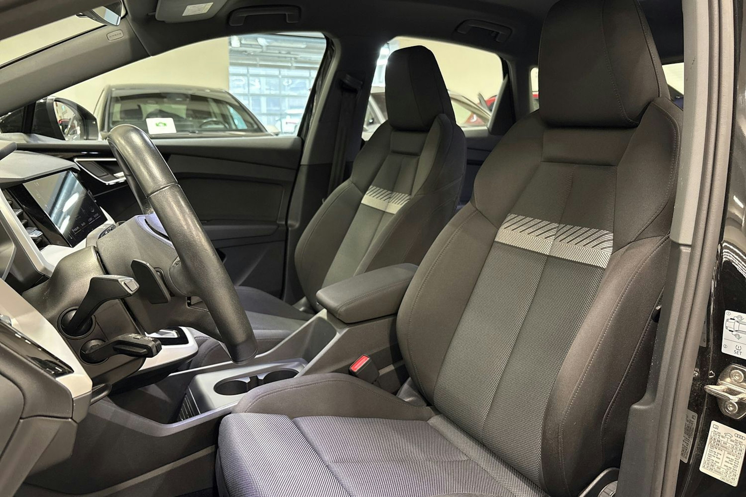 musta Audi Q4 e-tron 2022 kuva 14.