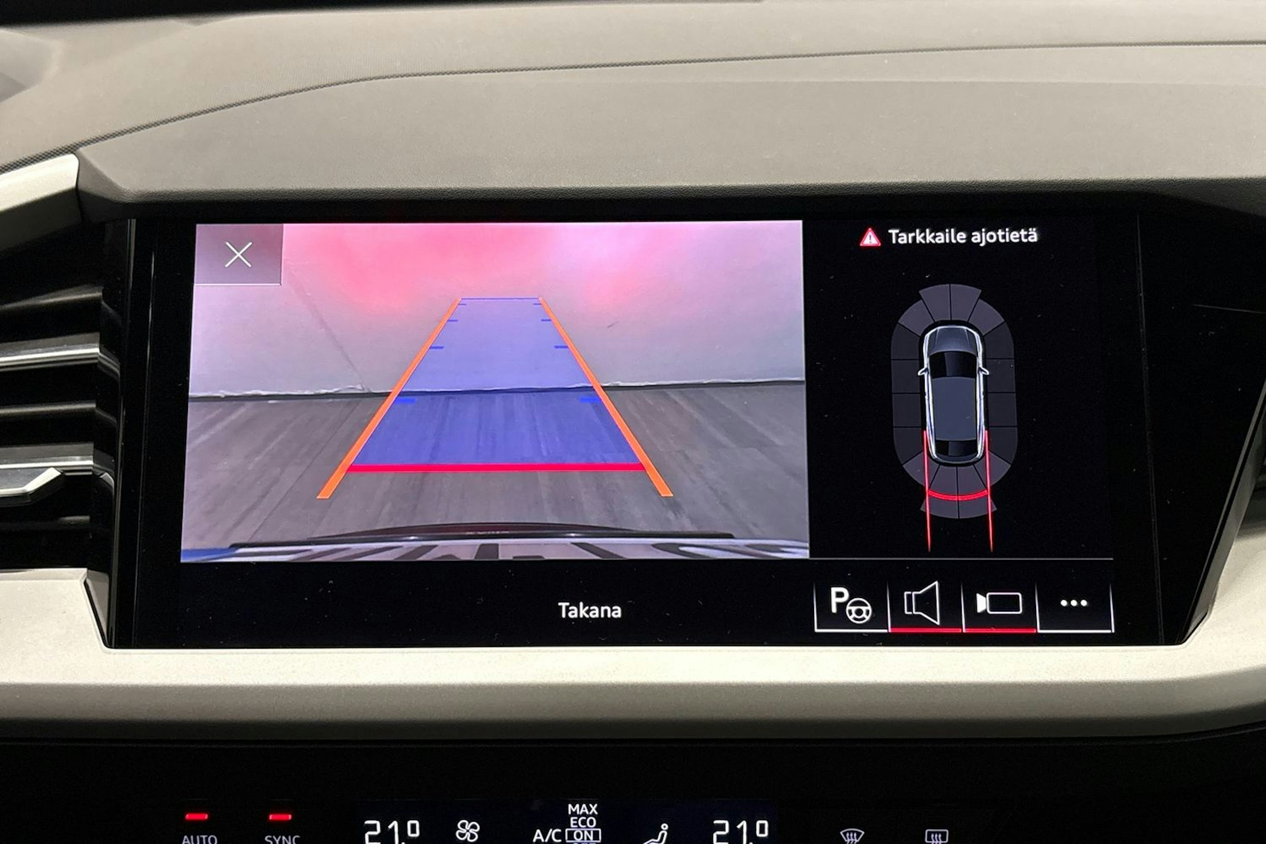 musta Audi Q4 e-tron 2022 kuva 16.