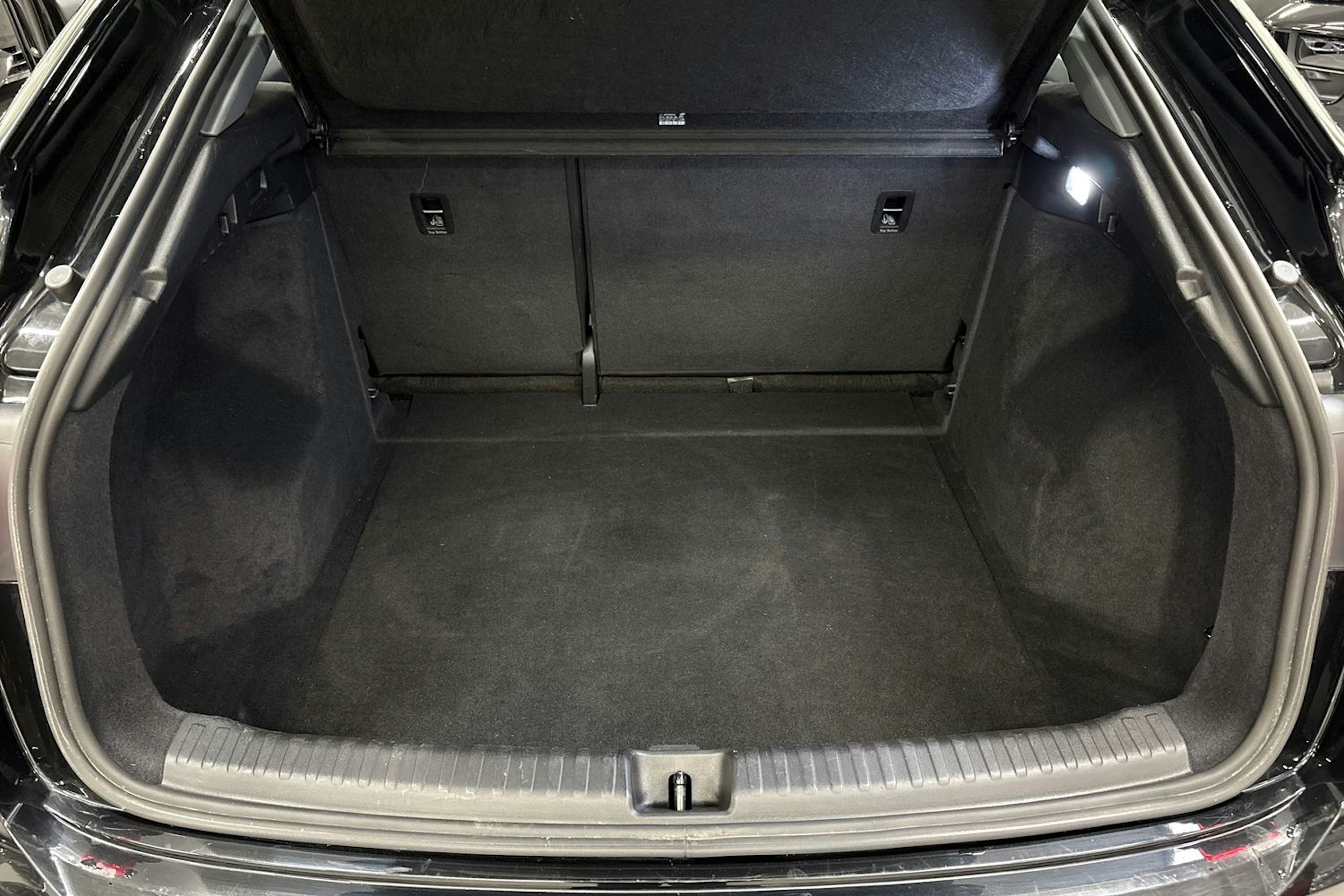 musta Audi Q4 e-tron 2022 kuva 17.