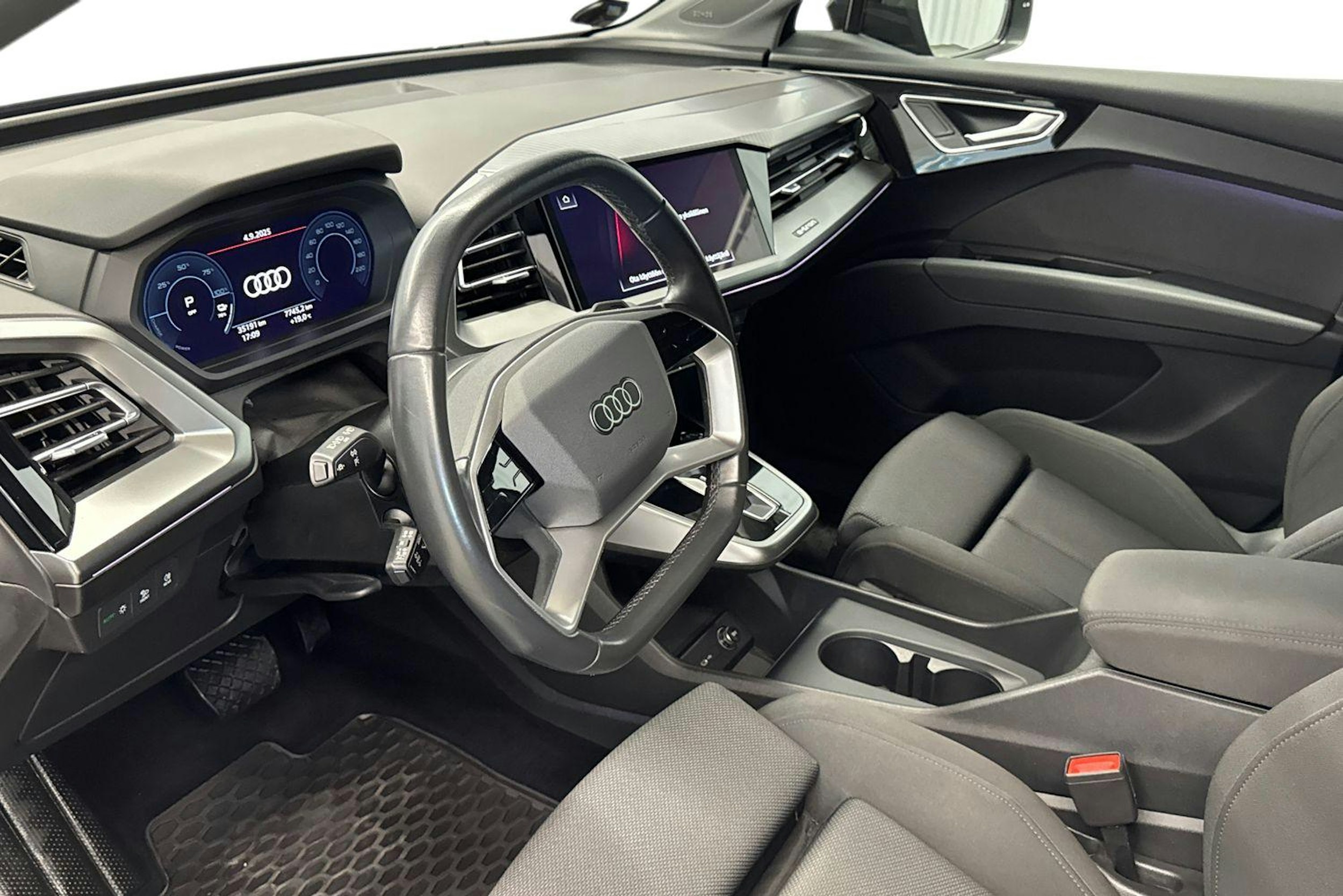 musta Audi Q4 e-tron 2022 kuva 7.