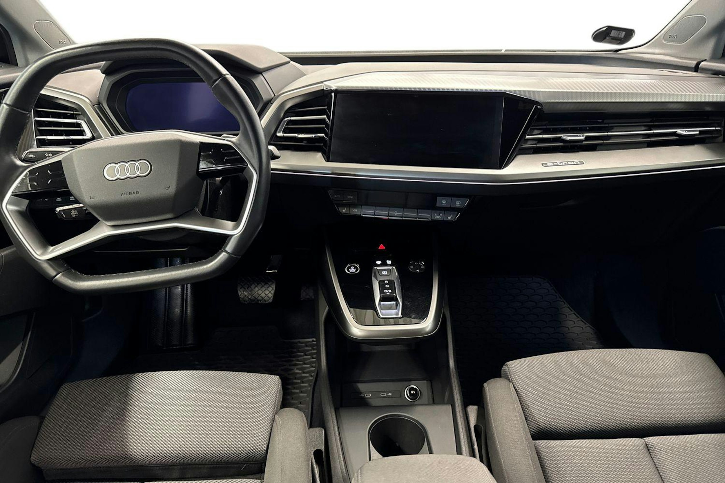 musta Audi Q4 e-tron 2022 kuva 9.
