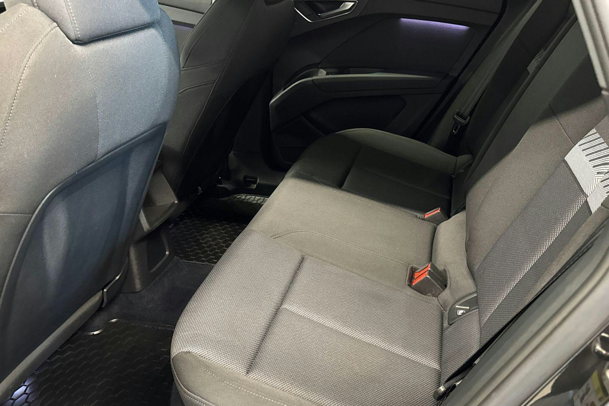 musta Audi Q4 e-tron 2022 kuva 10.