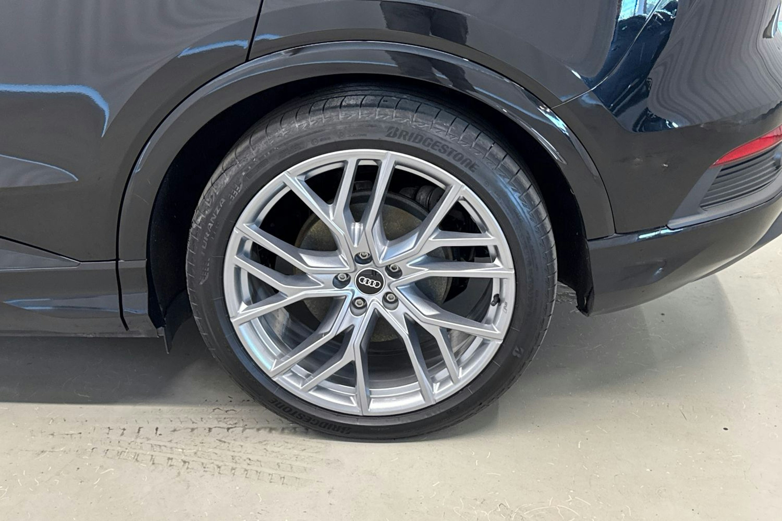 musta Audi Q4 e-tron 2022 kuva 13.