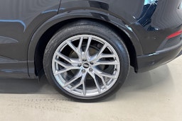 musta Audi Q4 e-tron 2022 kuva 13.