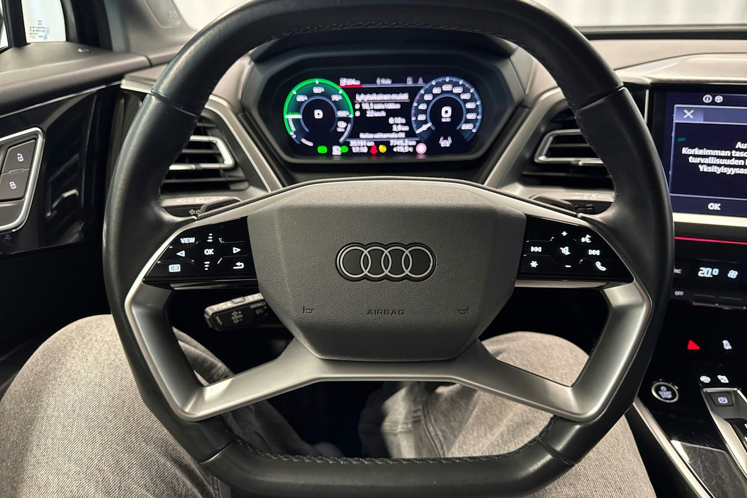 musta Audi Q4 e-tron 2022 kuva 14.
