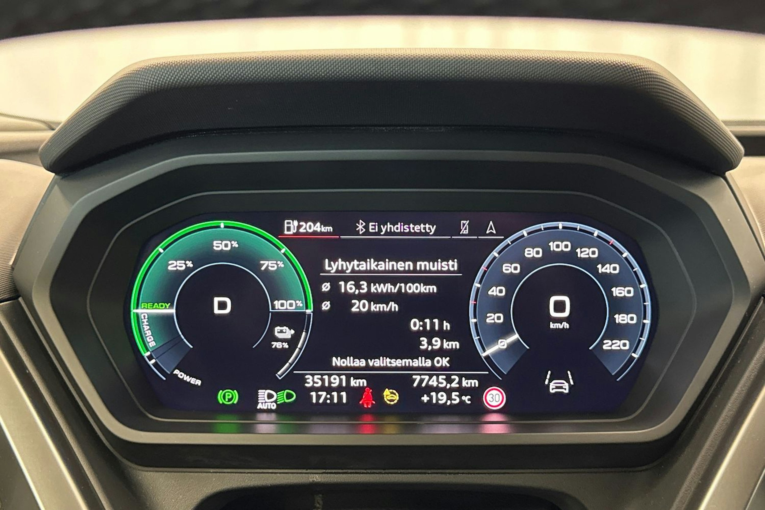 musta Audi Q4 e-tron 2022 kuva 15.
