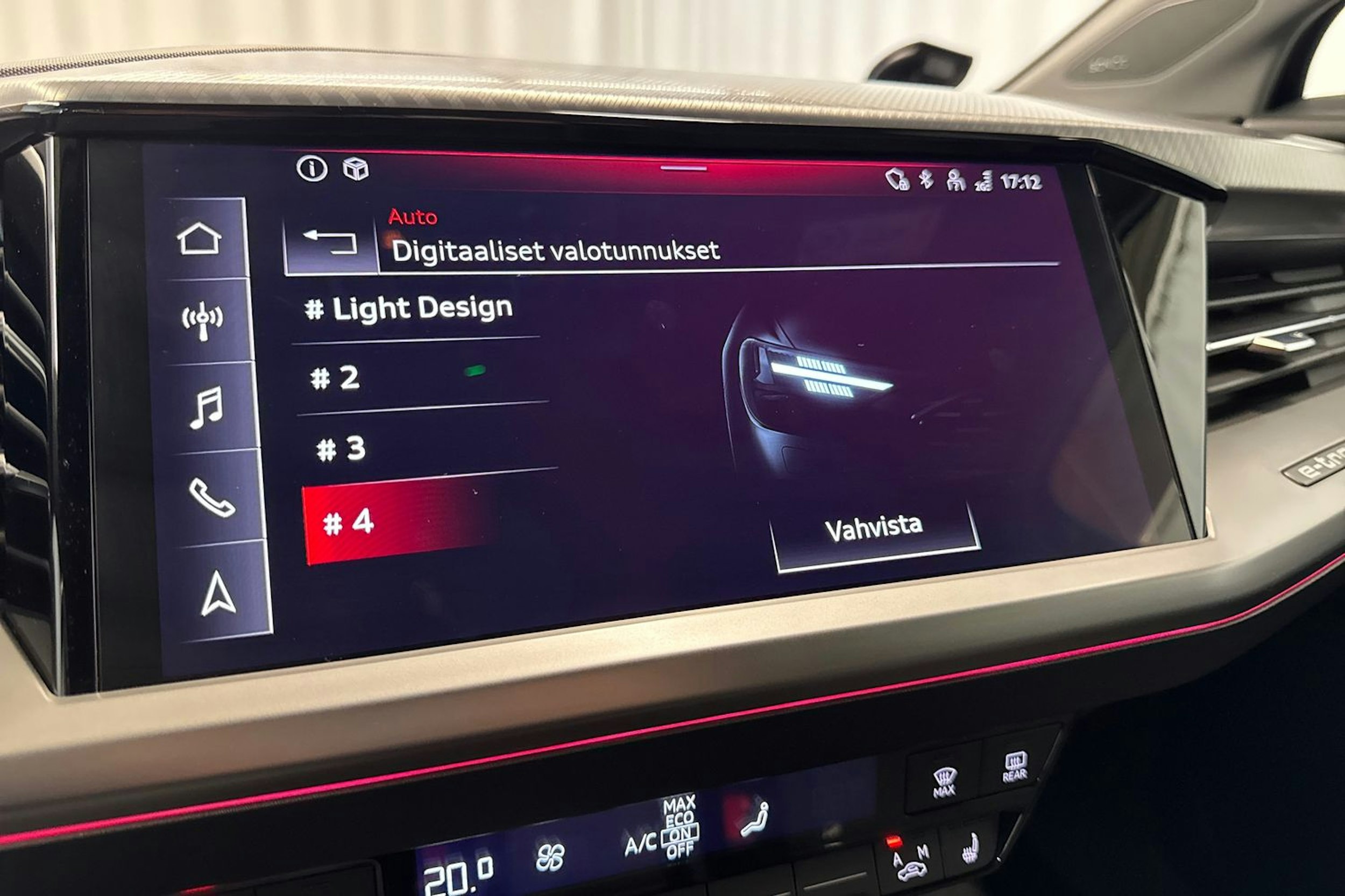 musta Audi Q4 e-tron 2022 kuva 16.