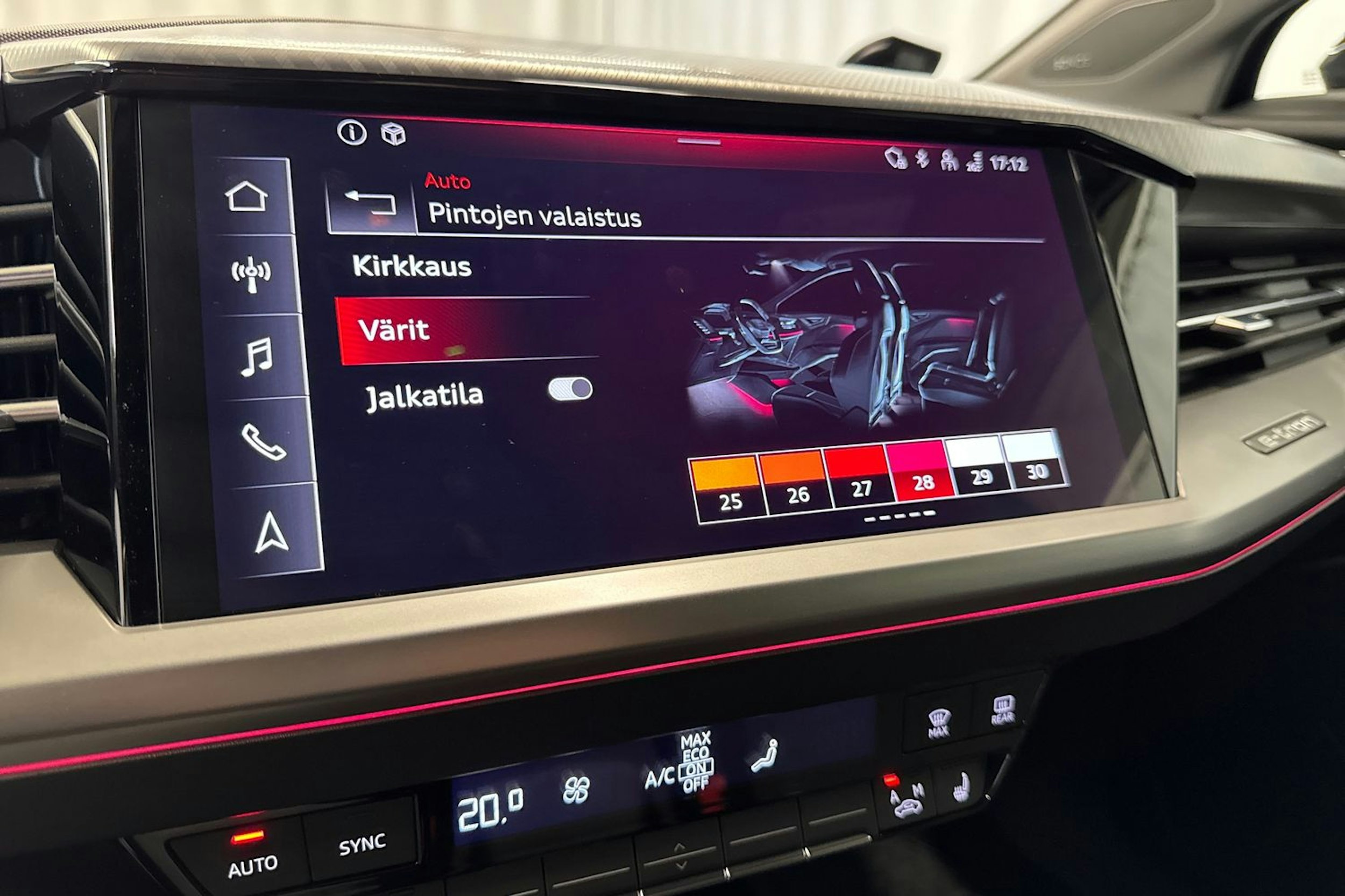 musta Audi Q4 e-tron 2022 kuva 17.