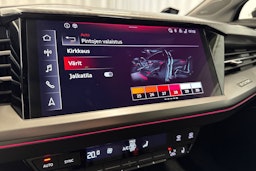 musta Audi Q4 e-tron 2022 kuva 17.