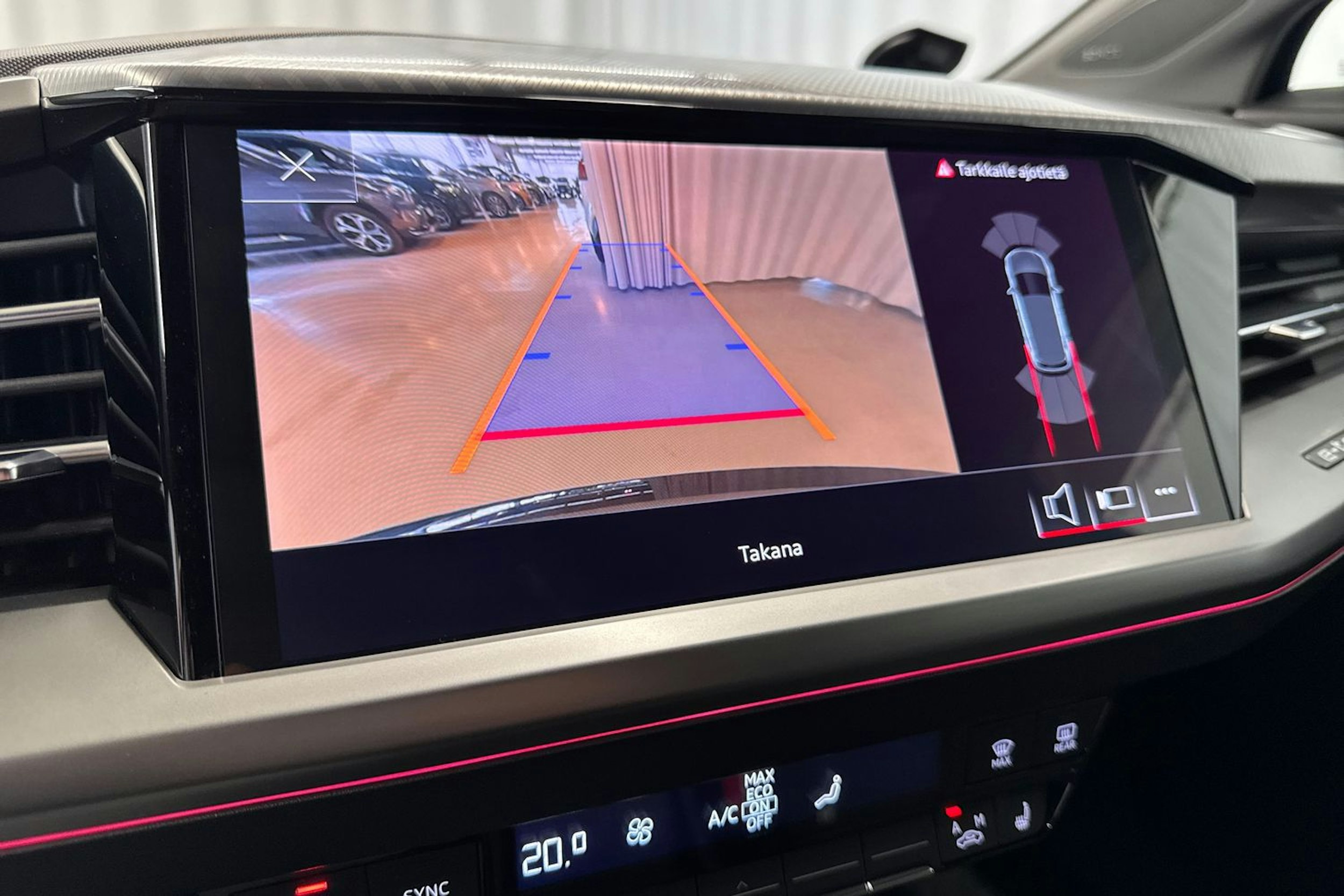 musta Audi Q4 e-tron 2022 kuva 18.