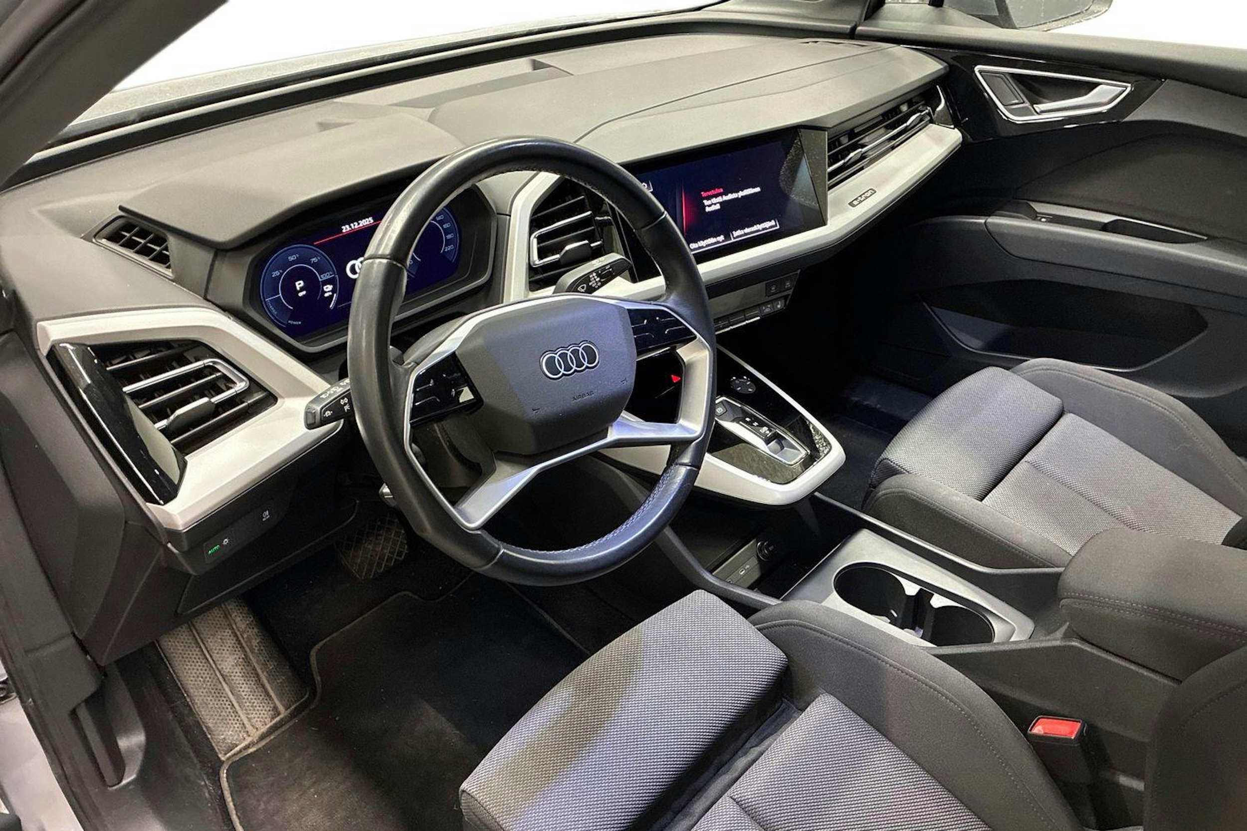 harmaa Audi Q4 e-tron 2022 kuva 3.