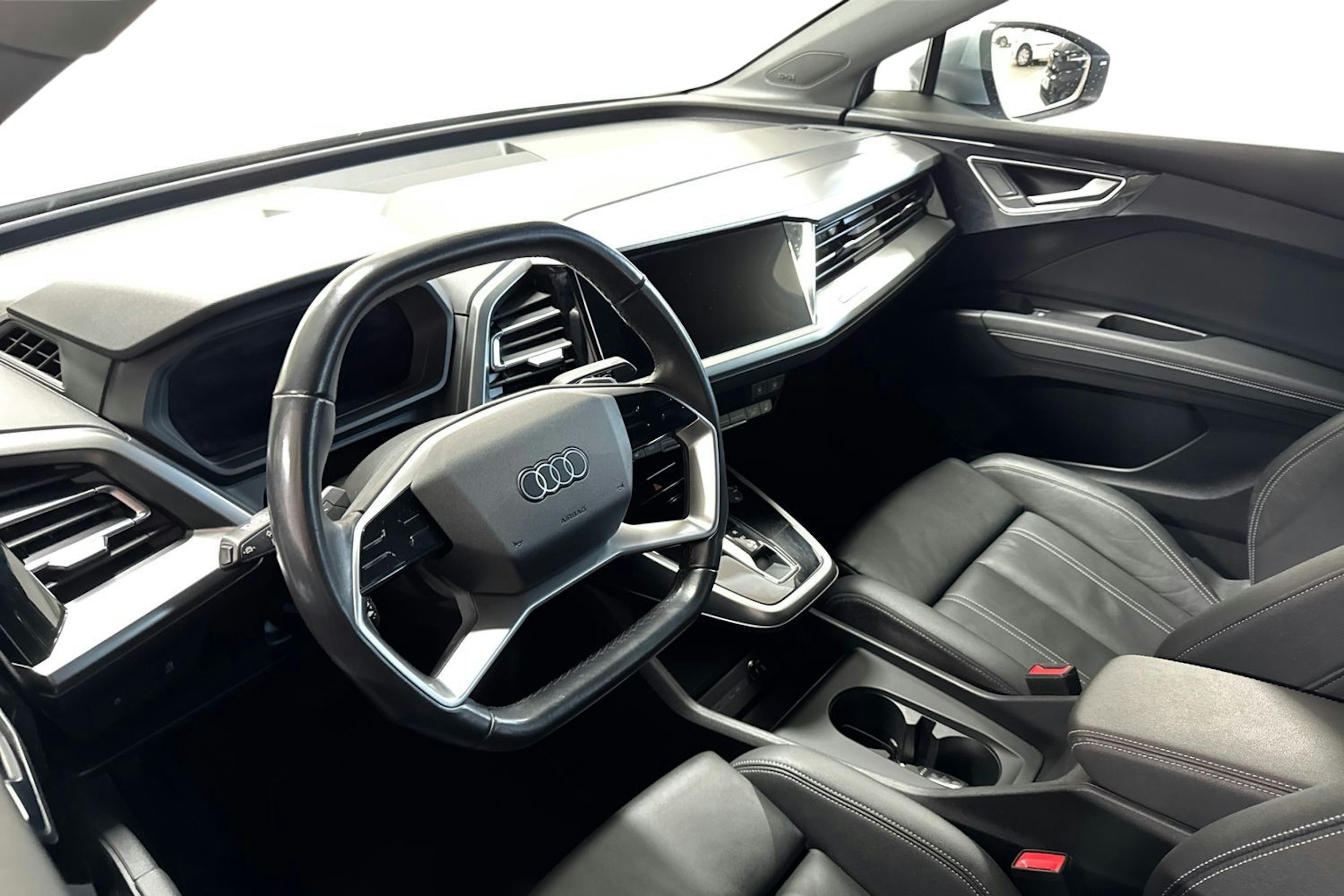 harmaa Audi Q4 e-tron 2022 kuva 7.