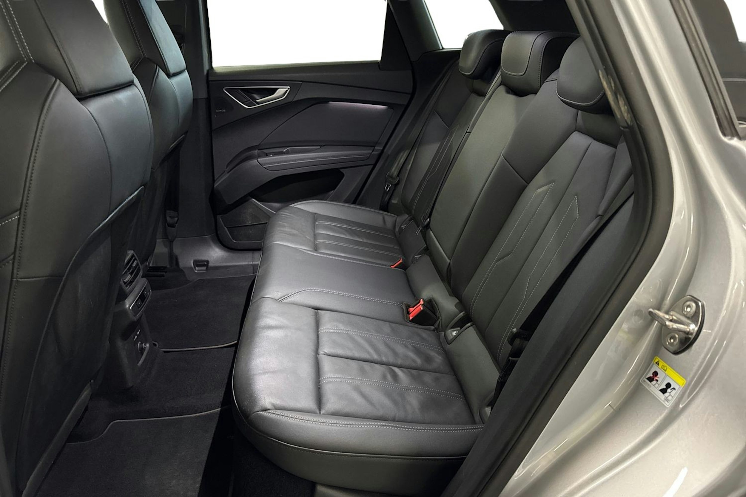 harmaa Audi Q4 e-tron 2022 kuva 10.