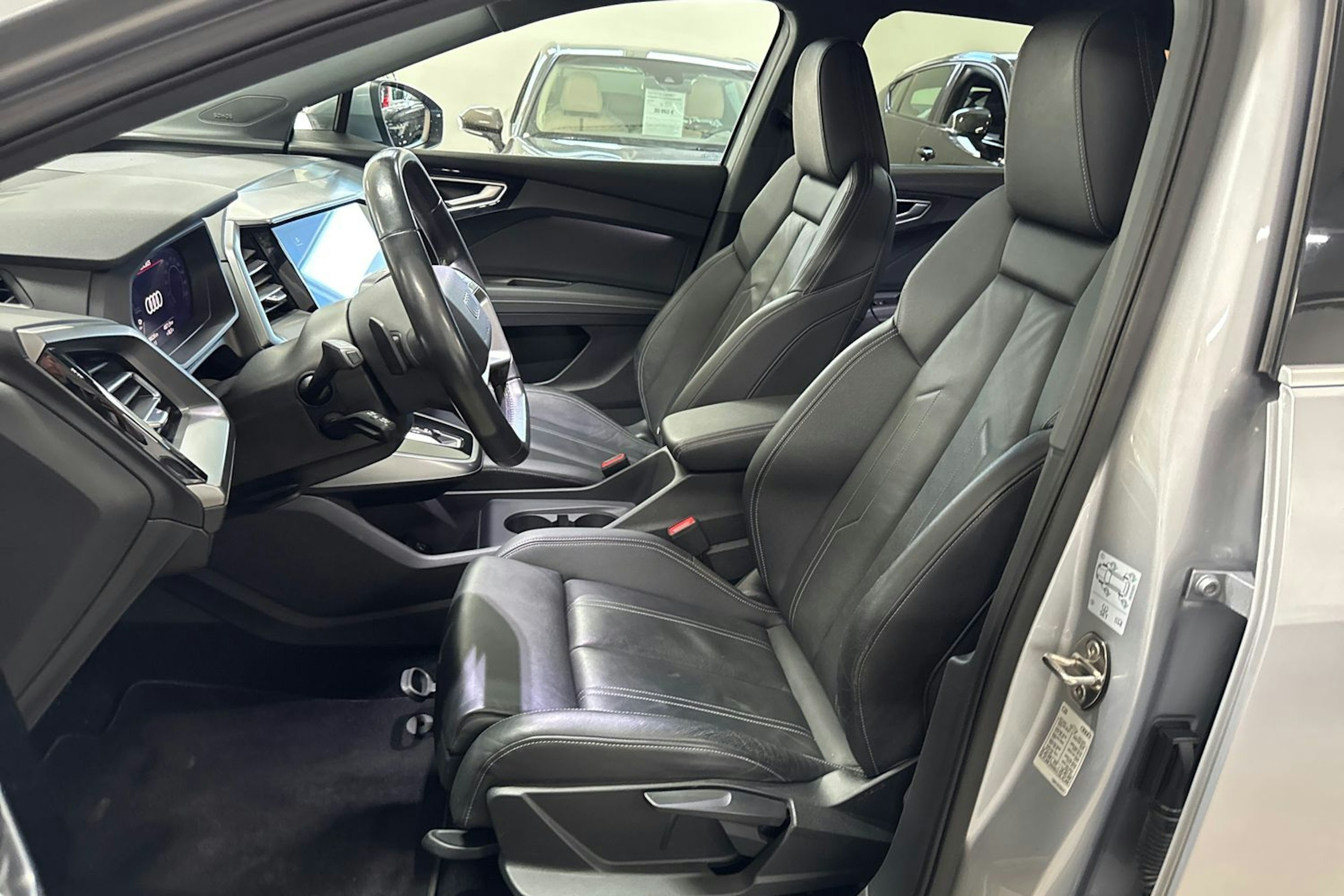 harmaa Audi Q4 e-tron 2022 kuva 14.
