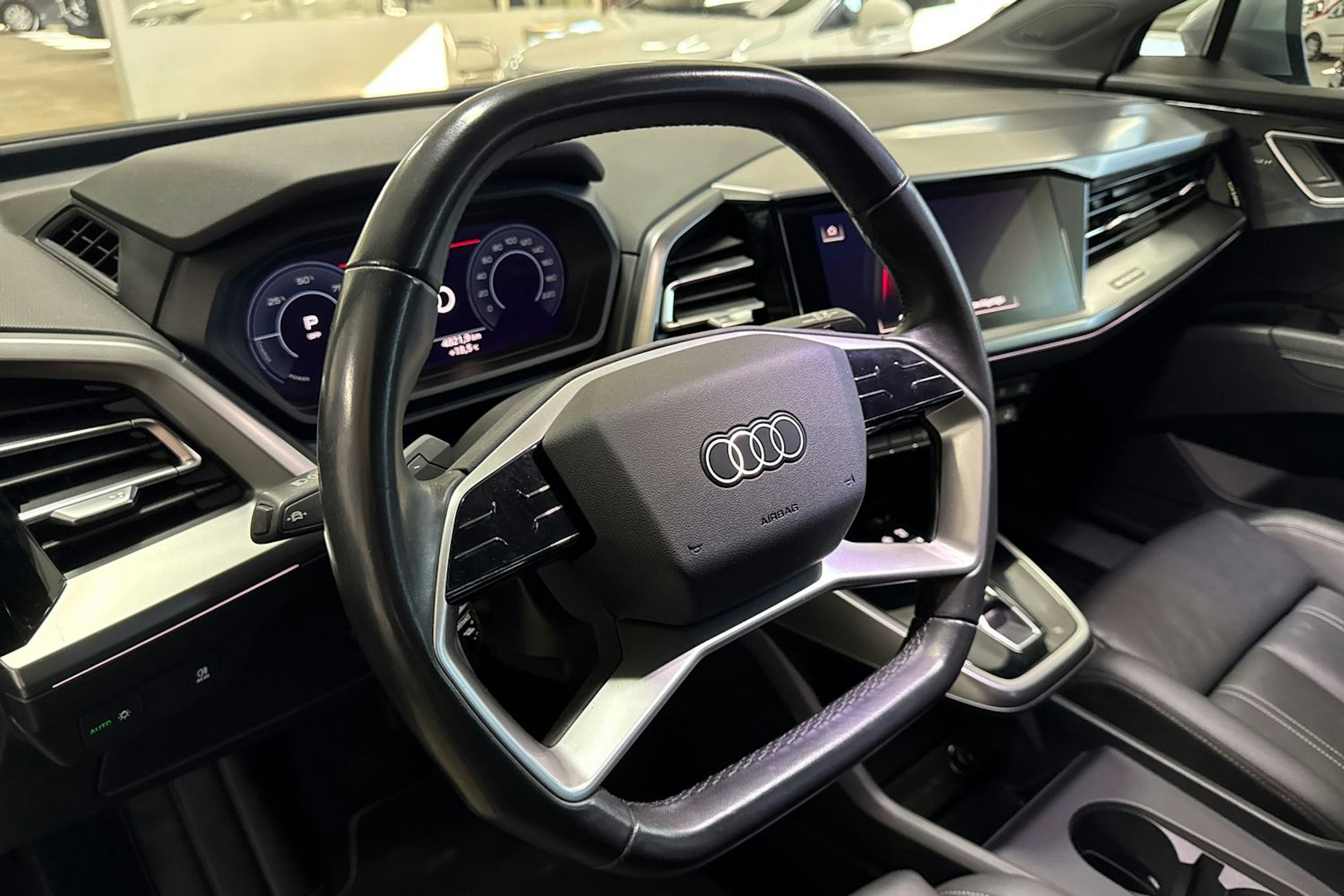 harmaa Audi Q4 e-tron 2022 kuva 15.