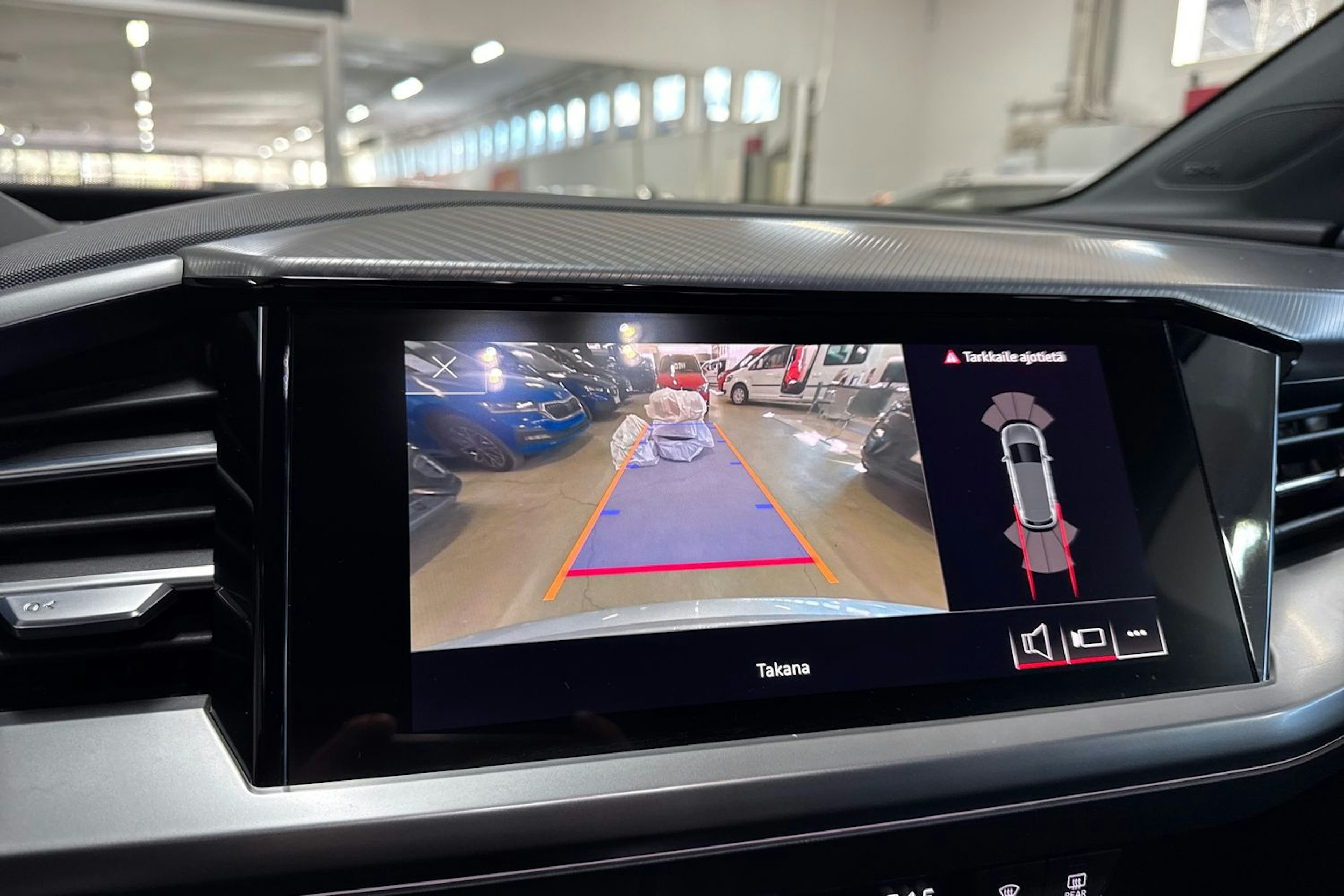 harmaa Audi Q4 e-tron 2022 kuva 17.