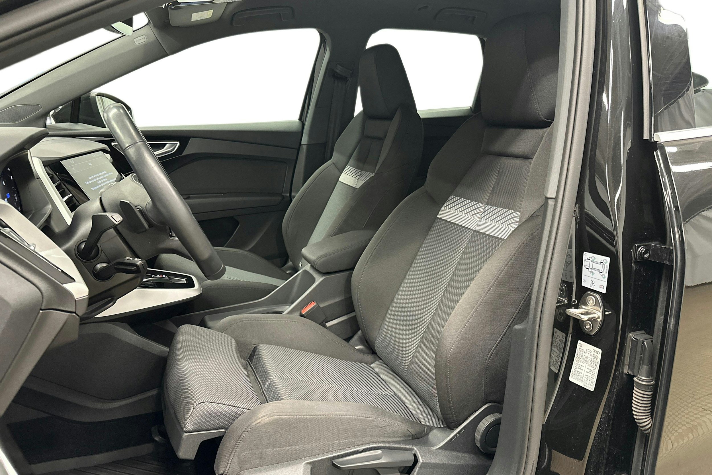 musta Audi Q4 e-tron 2022 kuva 7.