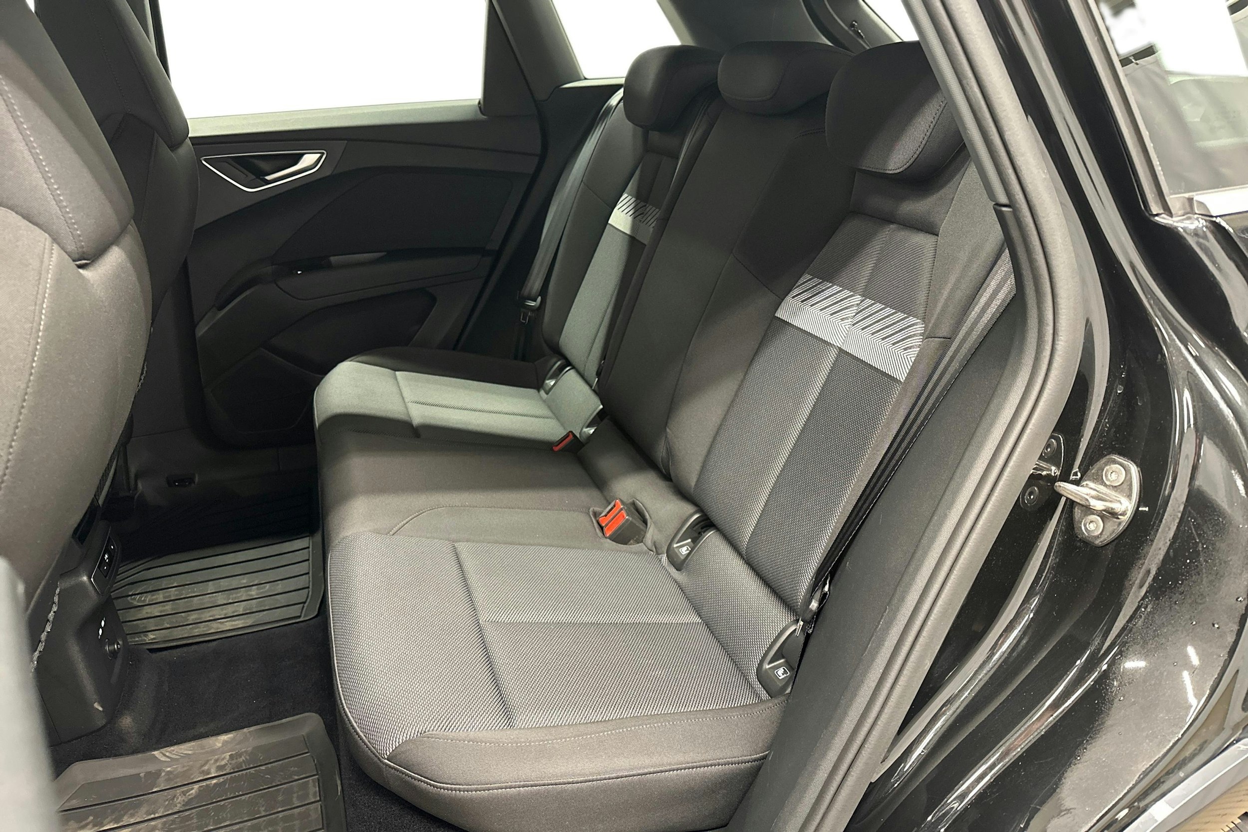 musta Audi Q4 e-tron 2022 kuva 10.