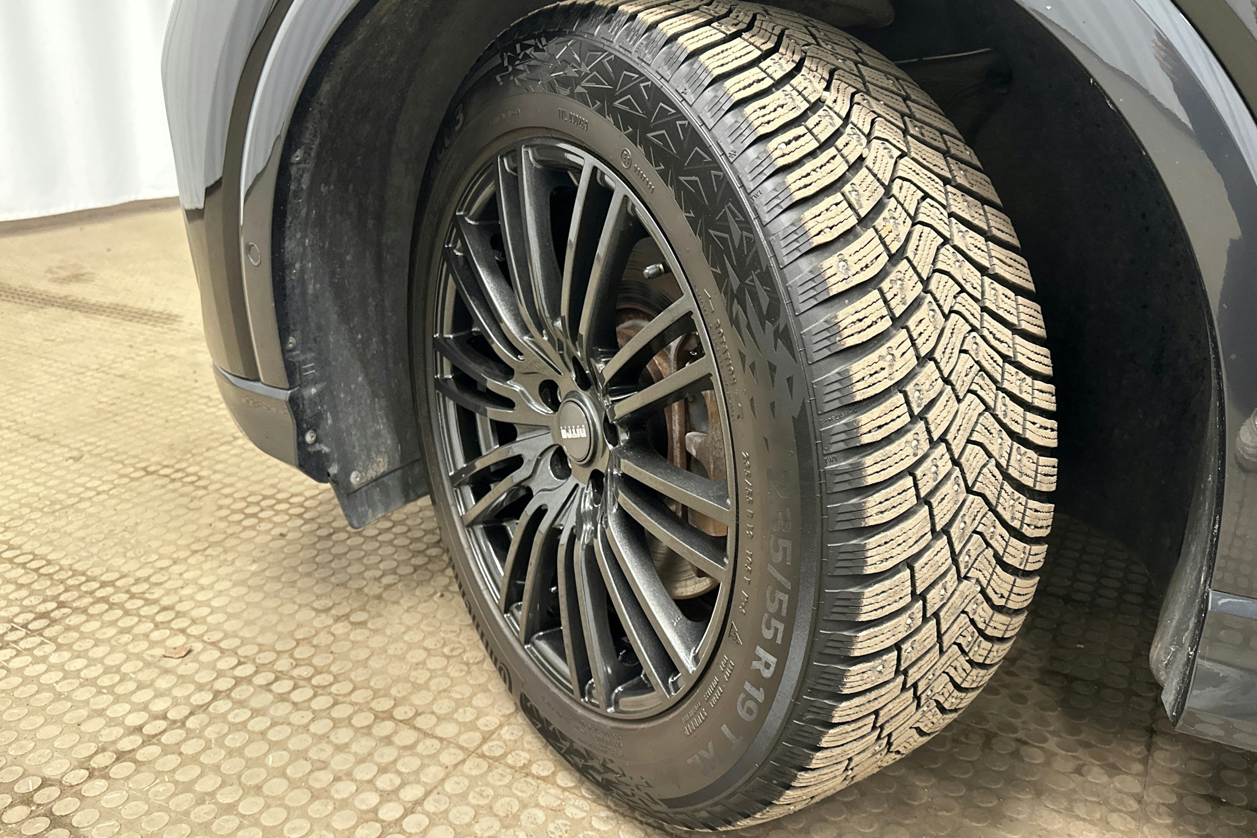 musta Audi Q4 e-tron 2022 kuva 13.