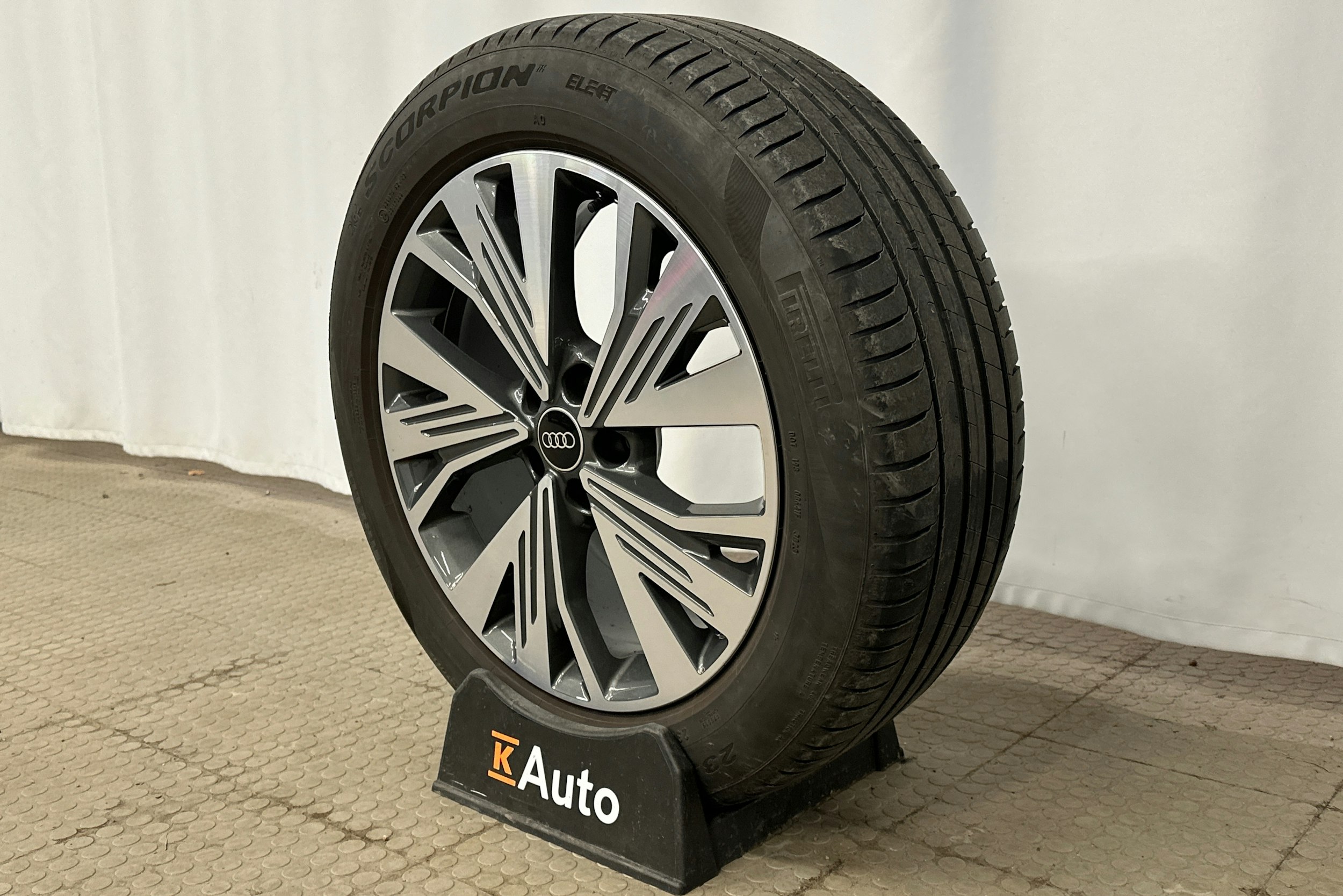 musta Audi Q4 e-tron 2022 kuva 14.