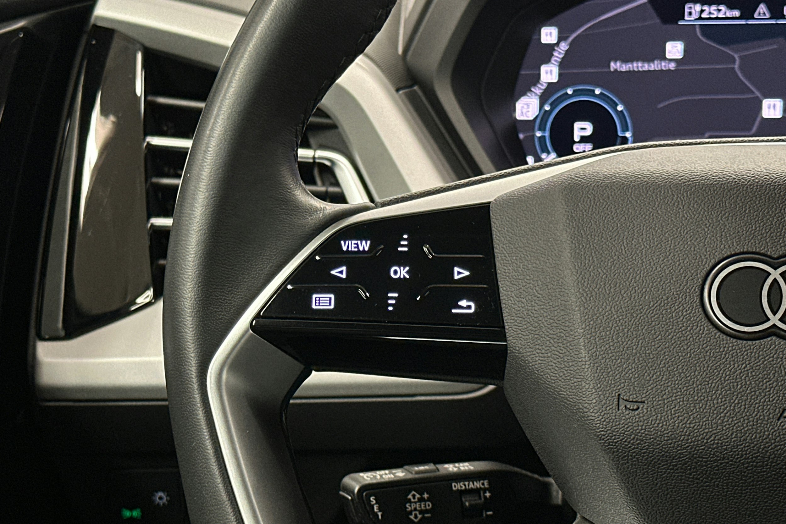 musta Audi Q4 e-tron 2022 kuva 16.