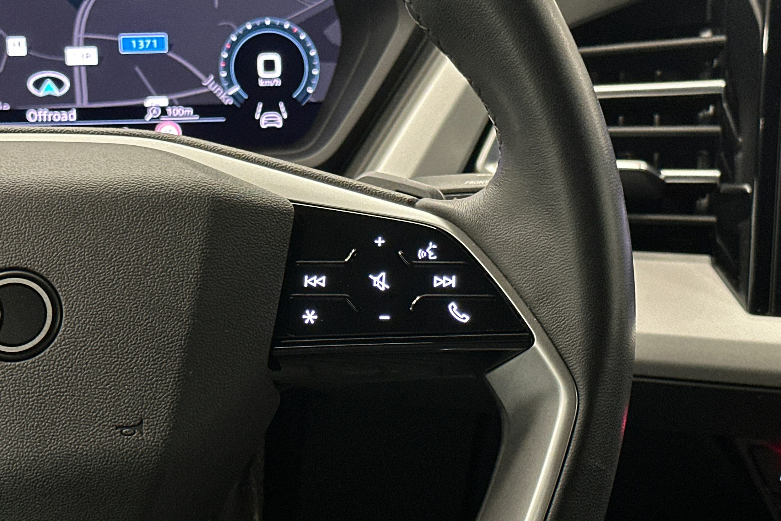 musta Audi Q4 e-tron 2022 kuva 17.