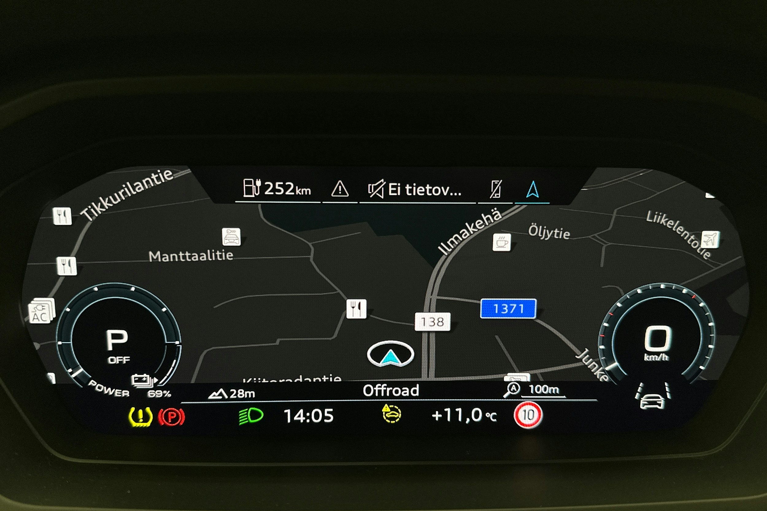 musta Audi Q4 e-tron 2022 kuva 18.