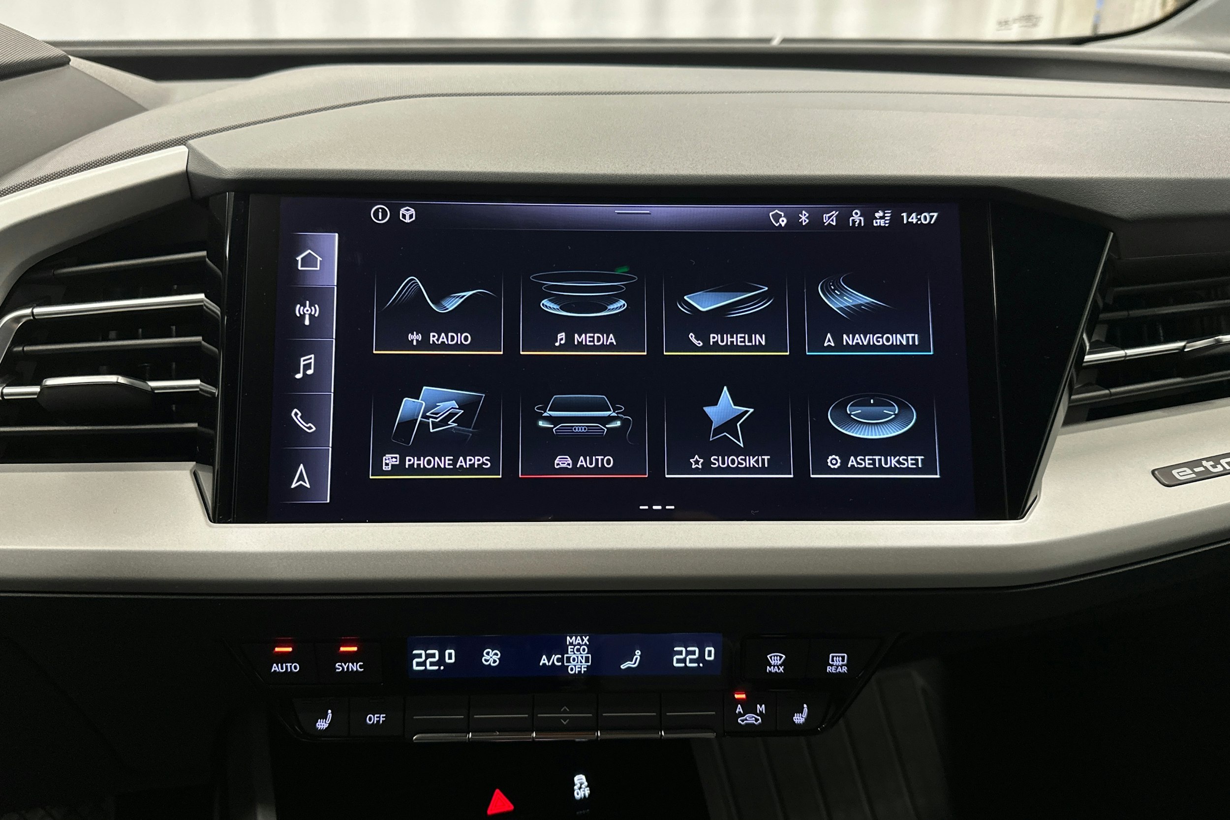 musta Audi Q4 e-tron 2022 kuva 20.