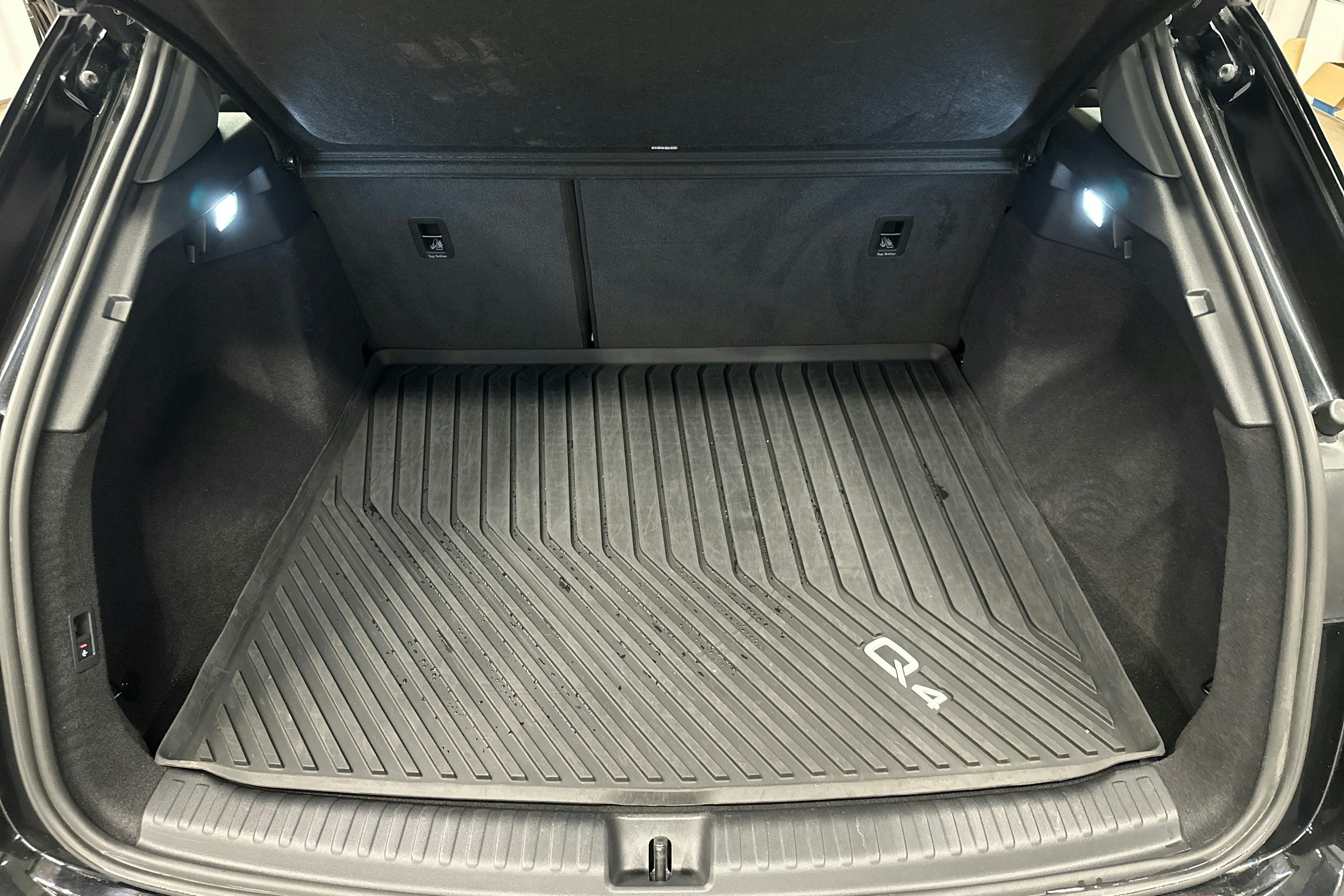 musta Audi Q4 e-tron 2022 kuva 25.