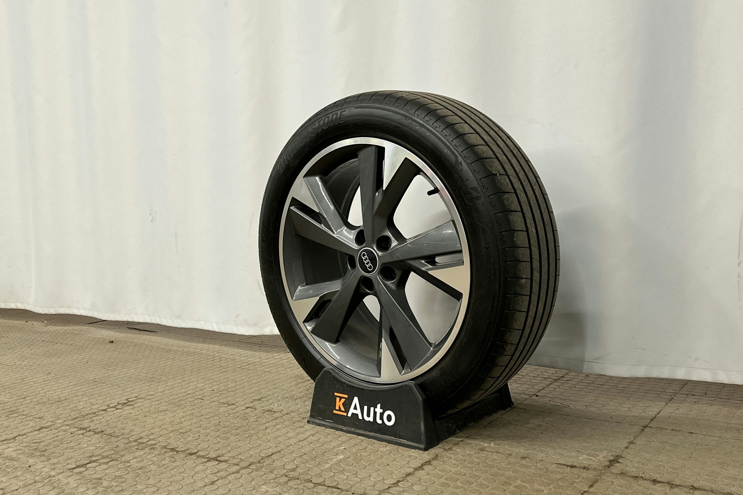 violetti Audi Q4 e-tron 2022 kuva 13.