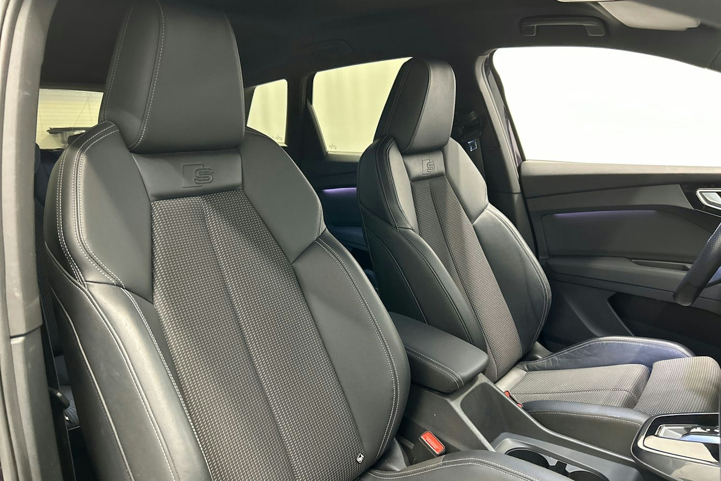 violetti Audi Q4 e-tron 2022 kuva 15.