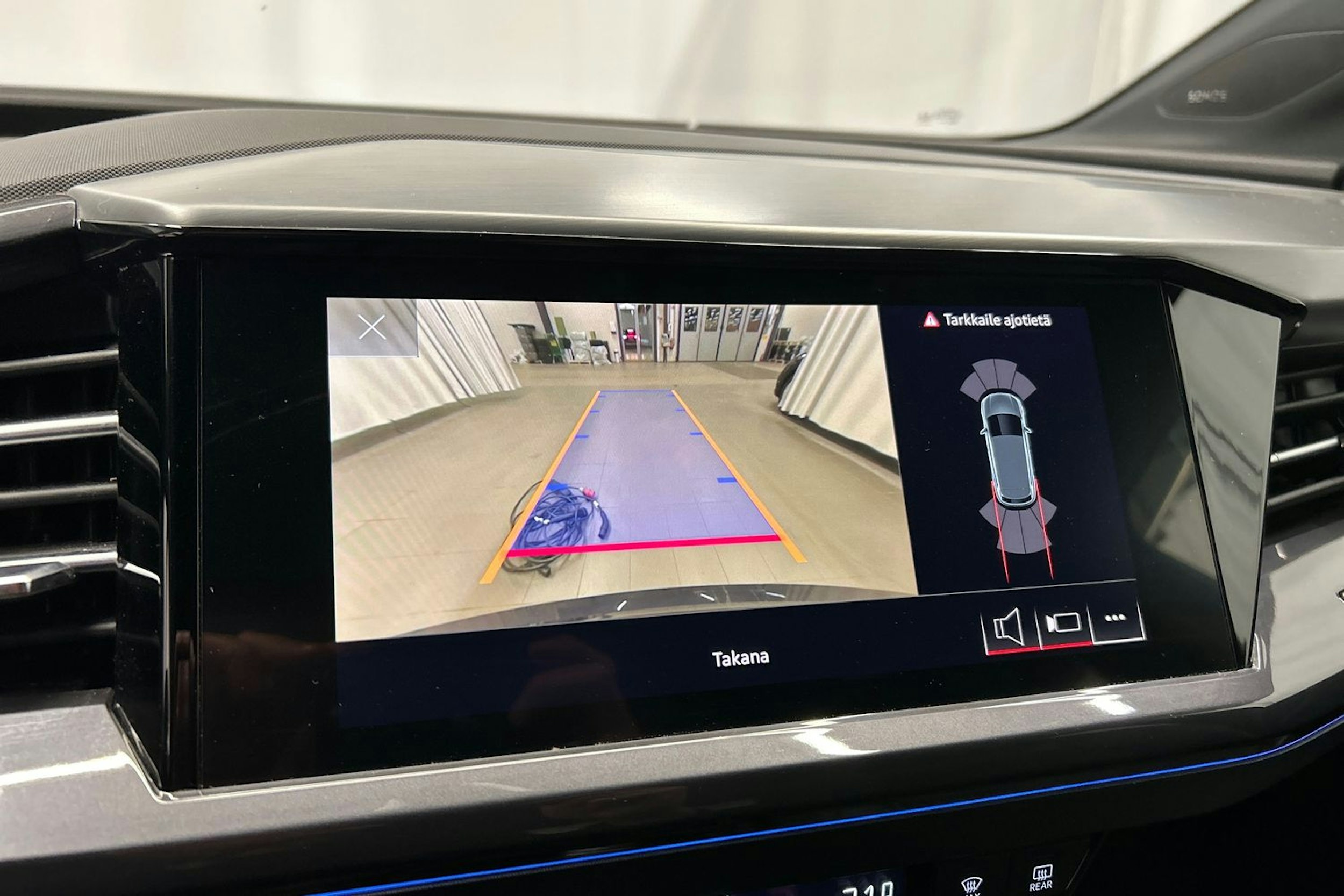 violetti Audi Q4 e-tron 2022 kuva 19.