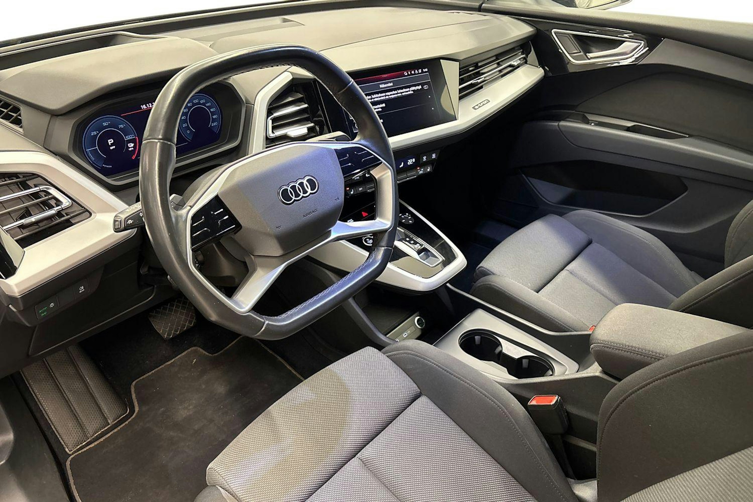 sininen Audi Q4 e-tron 2022 kuva 7.