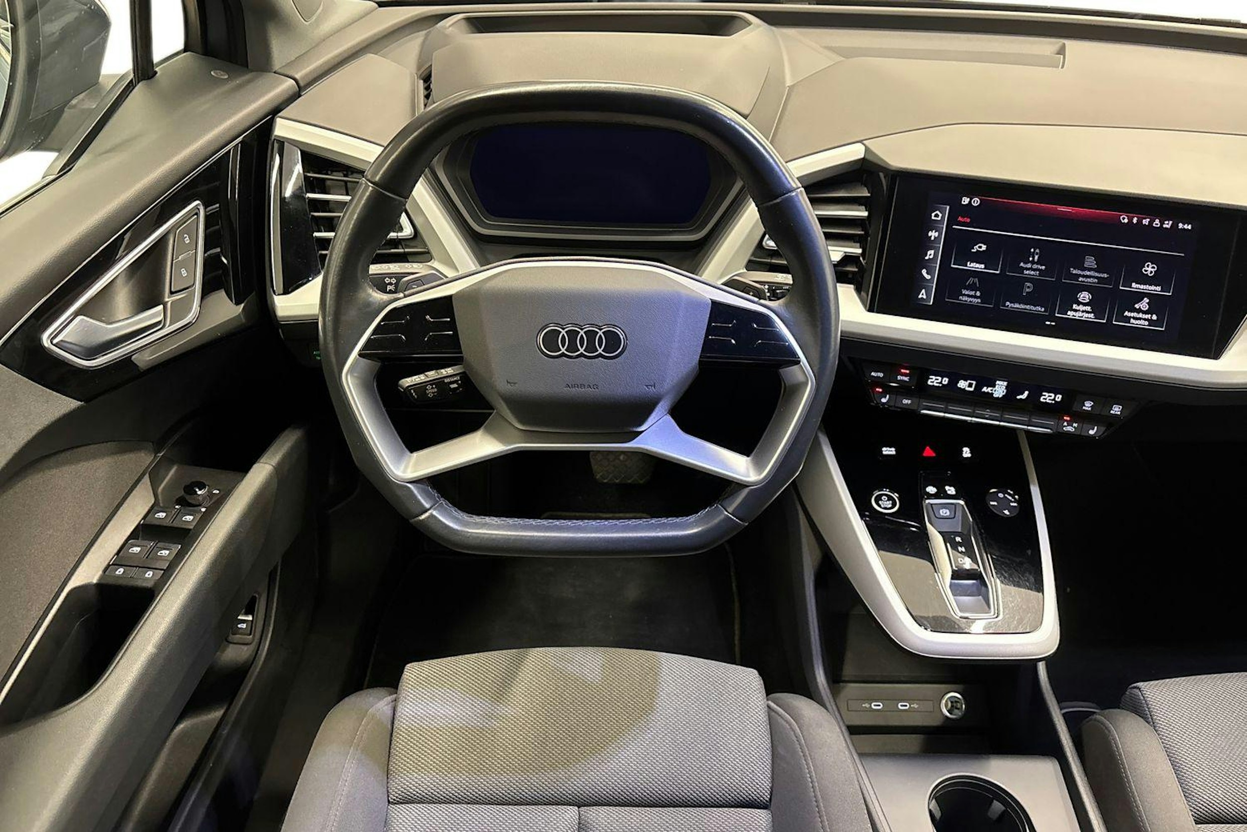 sininen Audi Q4 e-tron 2022 kuva 9.