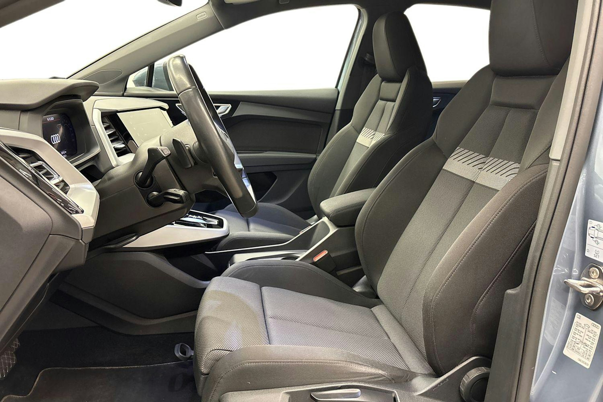 sininen Audi Q4 e-tron 2022 kuva 10.