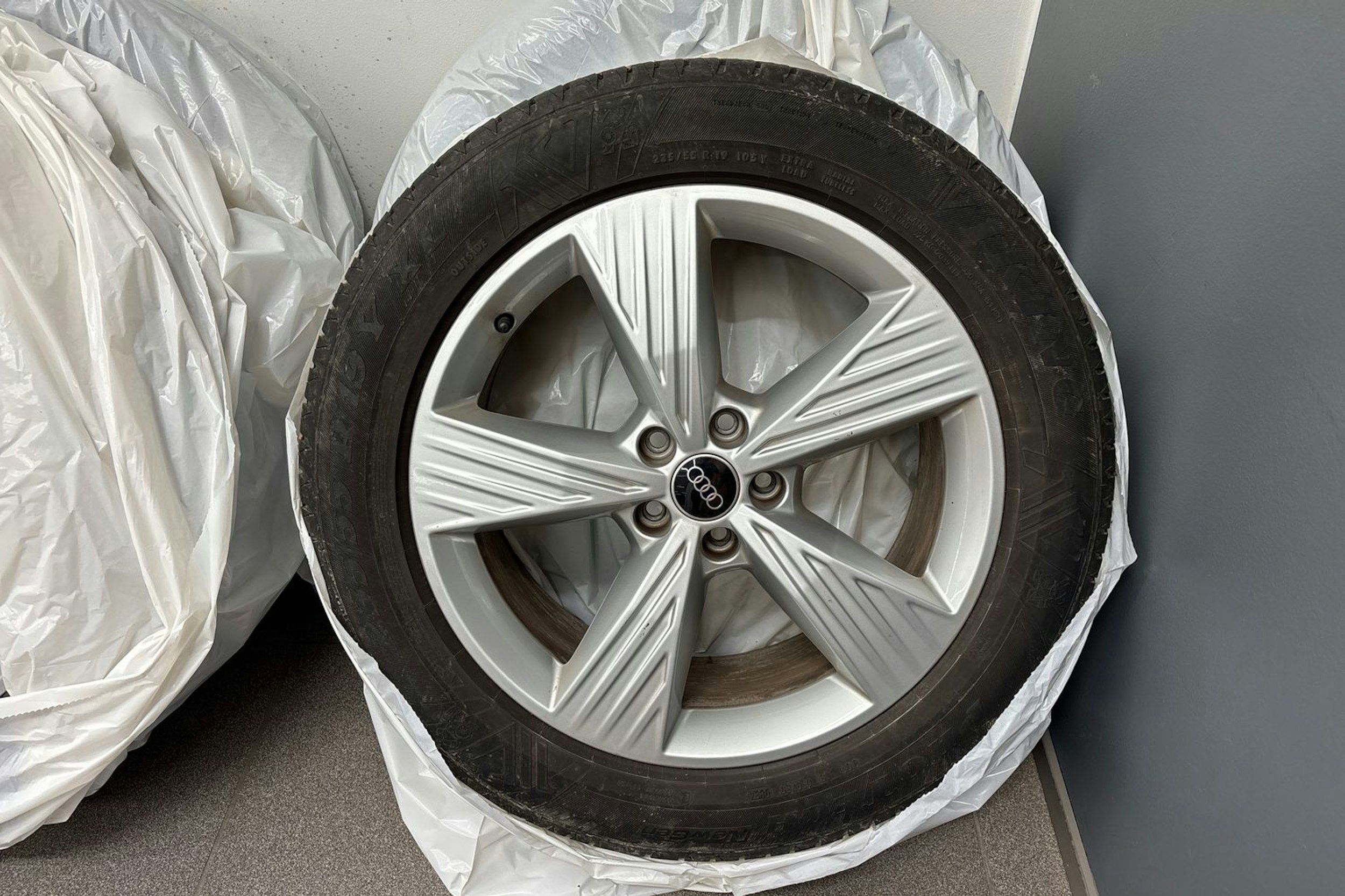 sininen Audi Q4 e-tron 2022 kuva 13.