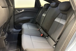 sininen Audi Q4 e-tron 2022 kuva 16.