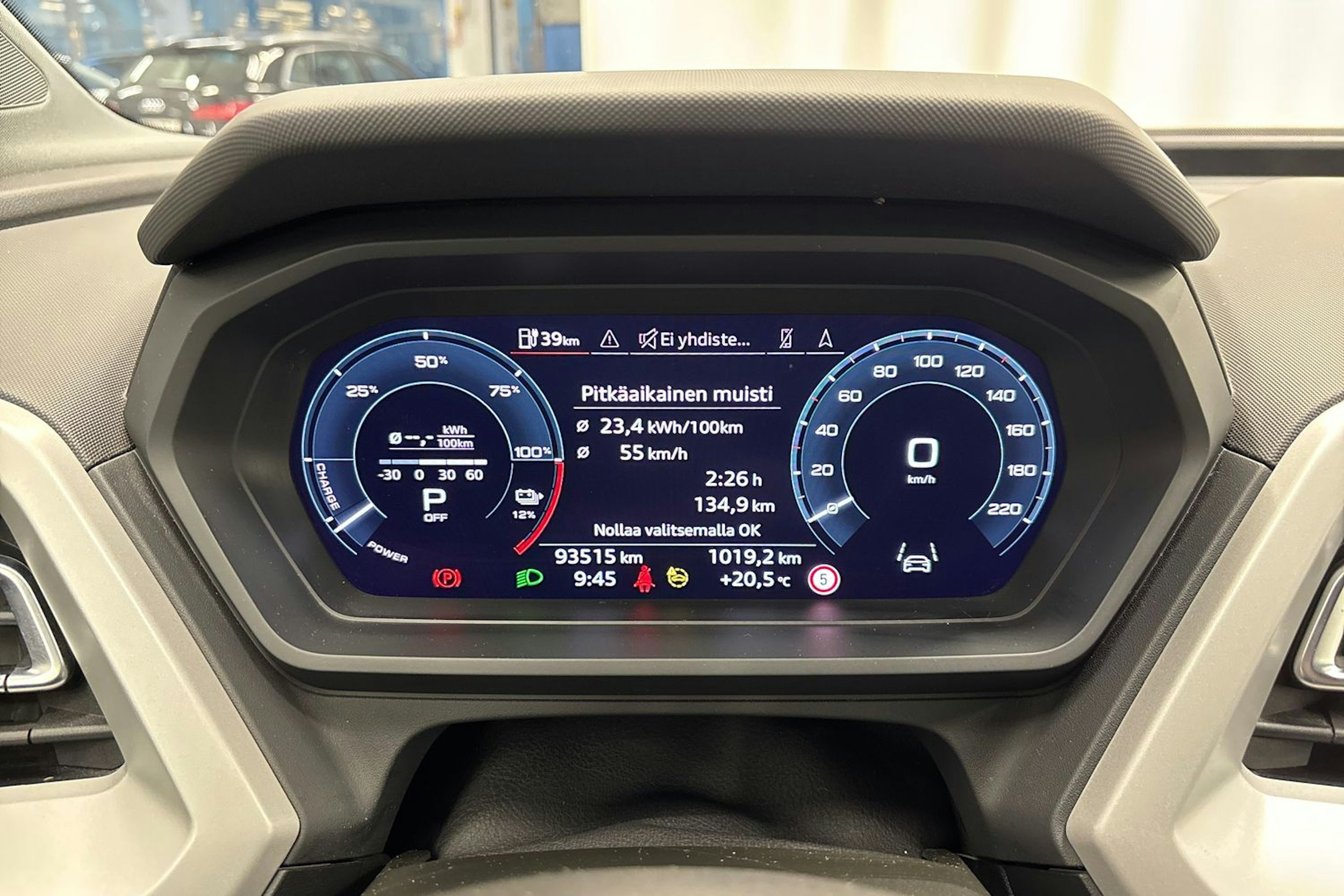 sininen Audi Q4 e-tron 2022 kuva 18.