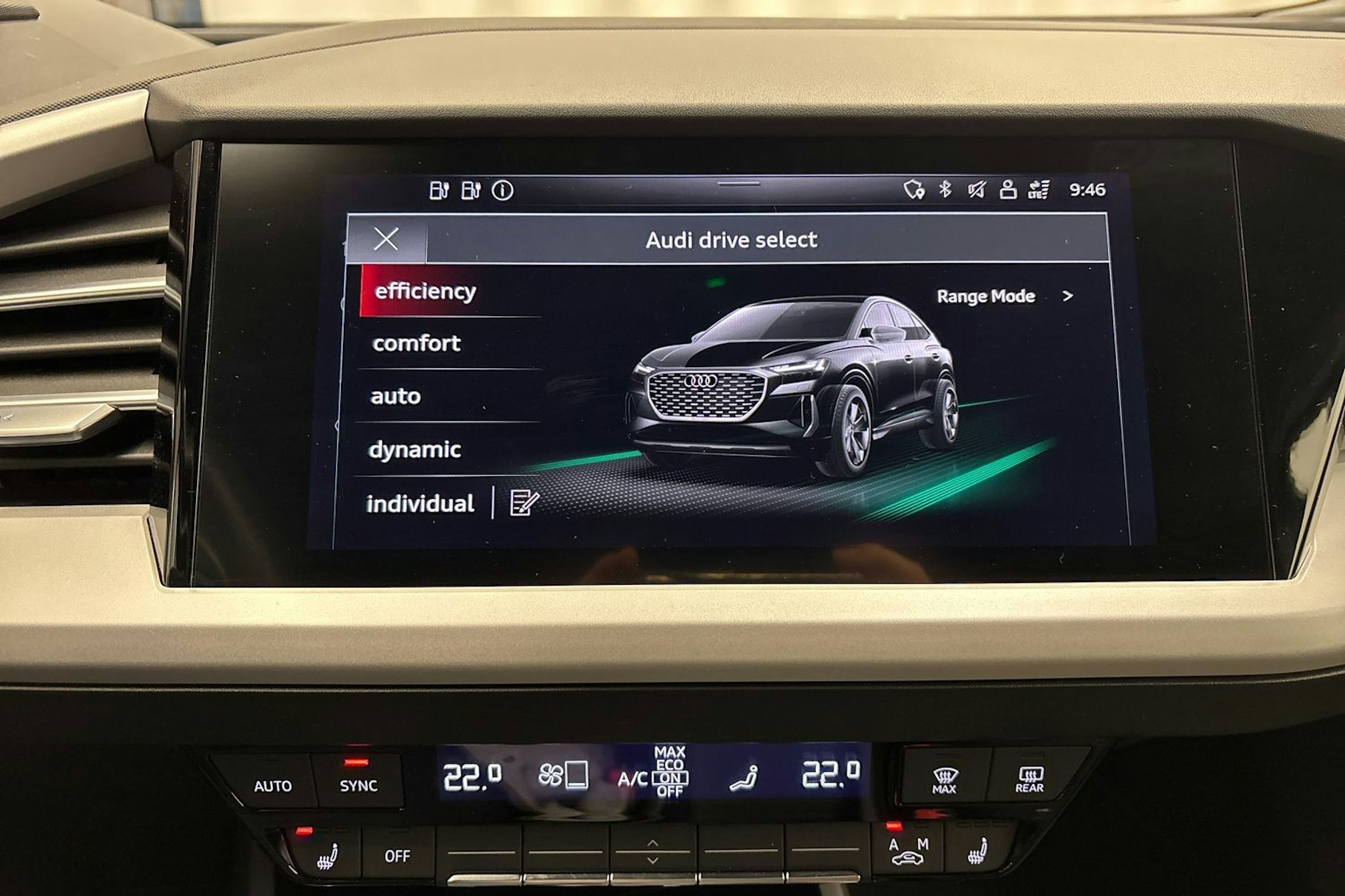 sininen Audi Q4 e-tron 2022 kuva 23.